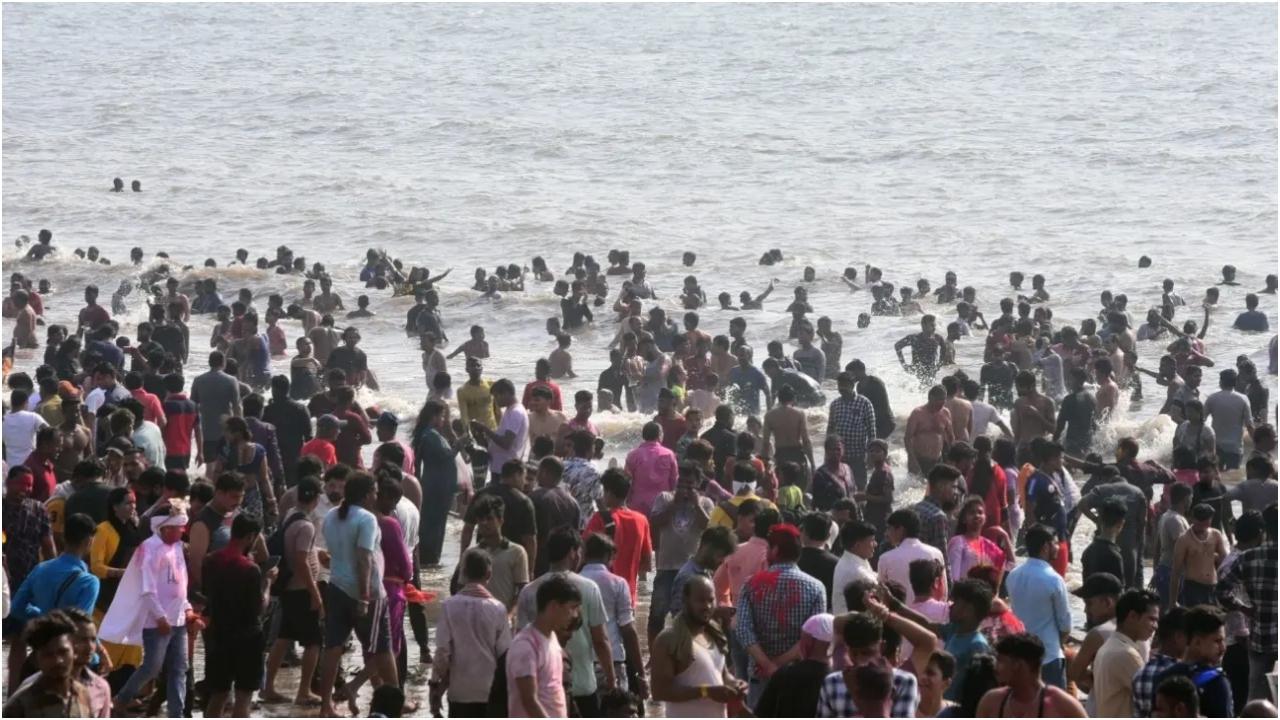 सोमवार को मुंबईकरों की भीड़ समुद्र तटों पर उमड़ पड़ी. जुहू चौपाटी पर भारी भीड़ देखने को मिली.