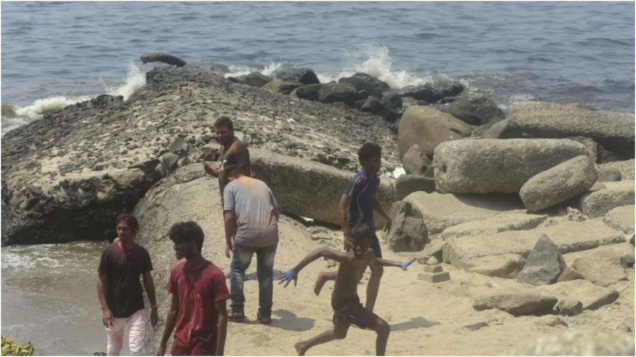 दादर चौपाटी पर बच्चे समुद्र किनारे रंग खेलते नजर आए.