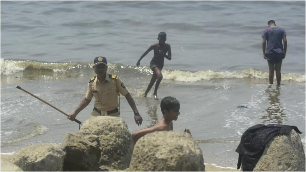 हालाँकि, संवेदनशील स्थानों पर तैनात सतर्क पुलिस ने यह सुनिश्चित किया कि बच्चे पानी में न जाएँ.