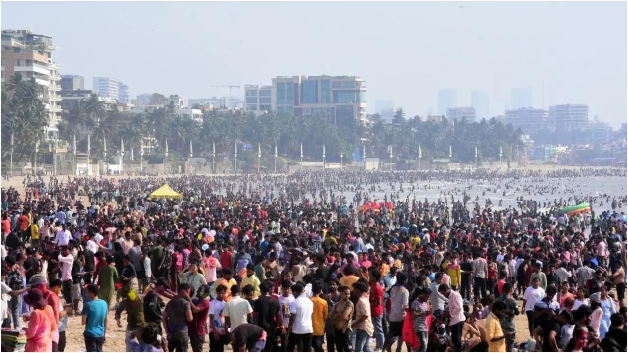 होली के त्योहार के मौके पर सोमवार को मुंबईकर जुहू चौपाटी पर इकट्ठा हुए.