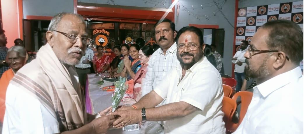 इसके साथ ही उन्होंने वरिष्ठ नागरिकों का सम्मान कर इसका मान बढ़ाया.