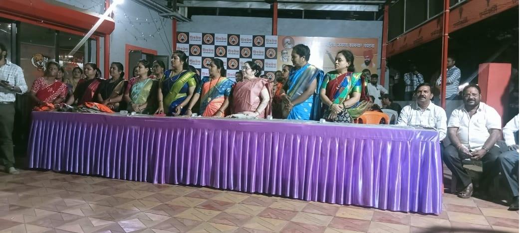 मुंबई में कांग्रेस और उद्धव ठाकरे के बीच सीटों पर सहमति बन गई है. इसके अनुसार, कांग्रेस पार्टी दो और शिवसेना यूबीटी चार सीटों पर लड़ेगी. 
