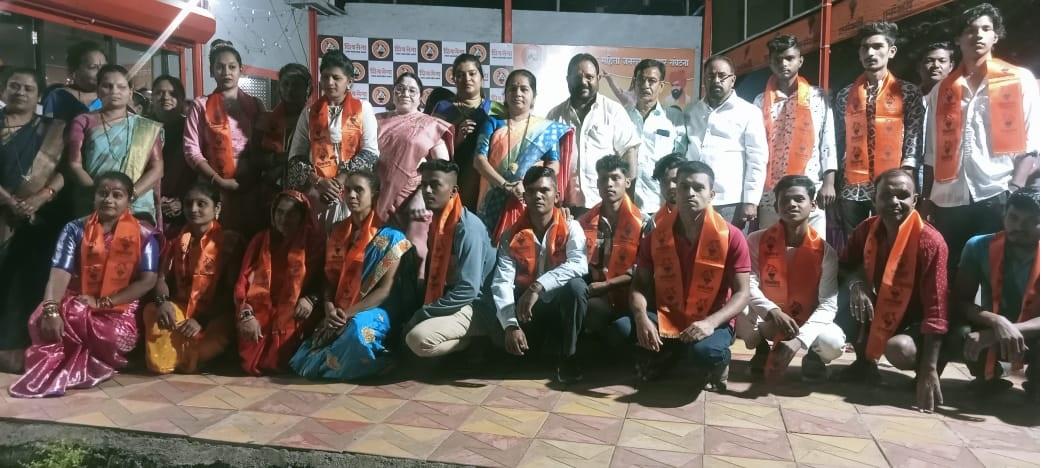 इसके अलावा तालुका संगठक अनुजा पाटिल, वसई विधानसभा संयोजिका रश्मी राव, बोइसर विधान सभा संयोजिका हेमलता भगत, विभाग प्रमुख नंदकुमार पाटिल, जिला परिषद सदस्य संगीता मोटे, प्रभाग संयोजिका विद्या खामकर, ममता चव्हाण, साधना चव्हाण, प्रभाग अधिकारी सशांत पाटिल और सैकड़ों कार्यकर्ता उपस्थित नजर आए. 