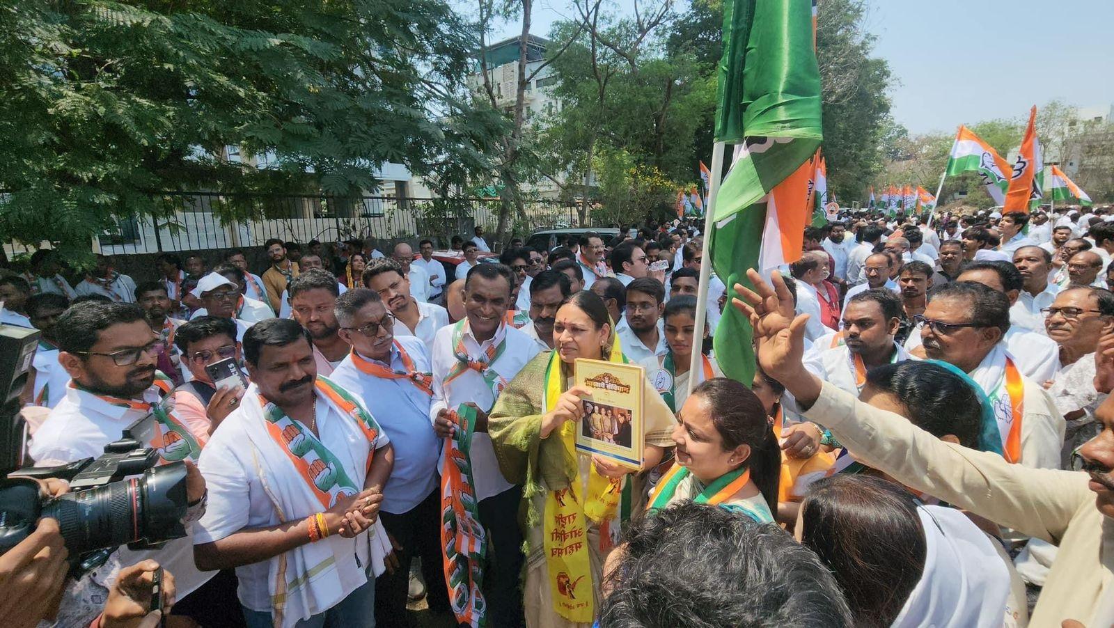 भारत अघाड़ी और कांग्रेस पार्टी की आधिकारिक उम्मीदवार प्रतिभा सुरेश धानोरकर ने चंद्रपुर लोकसभा क्षेत्र से अपना नामांकन पत्र दाखिल किया है। इस बार आओ. अभिजीत वंजारी समेत महाविकास अघाड़ी के नेताओं और पदाधिकारियों व कार्यकर्ताओं के साथ आम नागरिकों की भी भारी भीड़ जुटी देखी गयी.