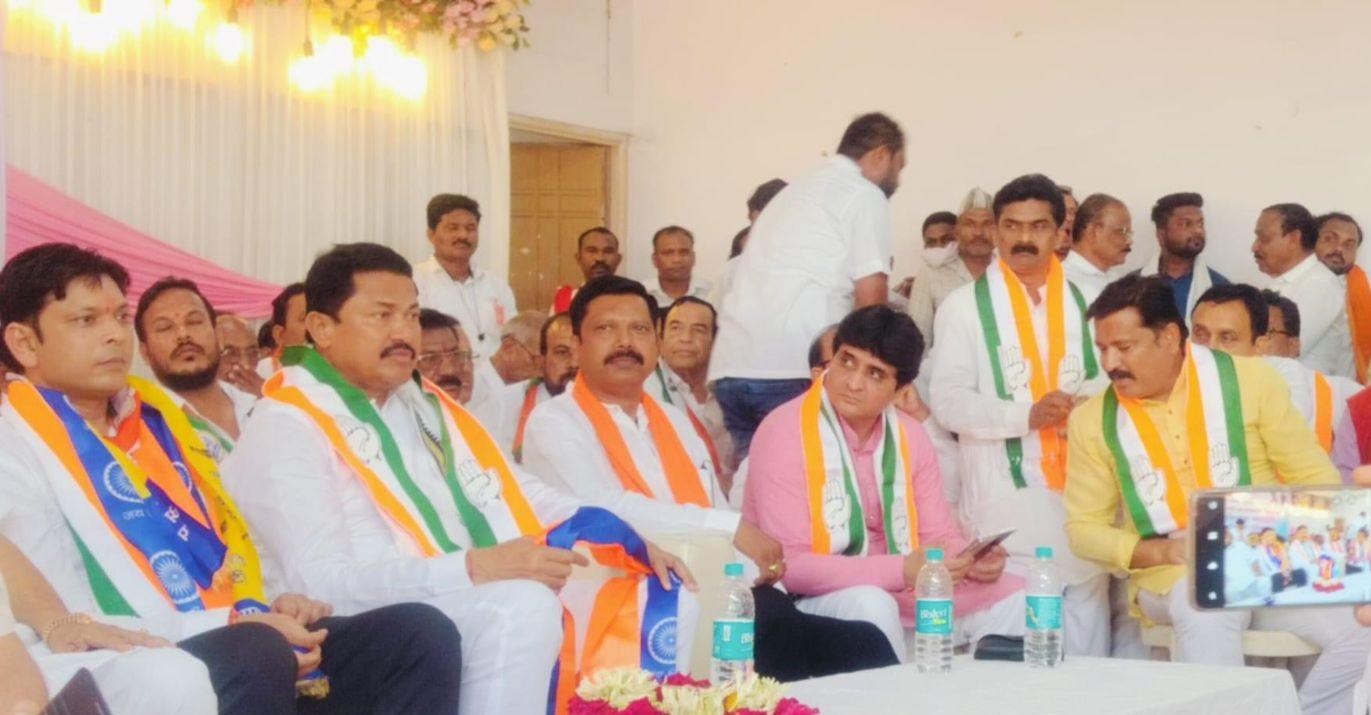 नाना पटोले ने कहा, `मोदी सरकार ने जीएसटी के माध्यम से लोगों को 10 वर्षों तक लूटा है. किसान के खेत में बिजली नहीं है, लेकिन शौचालय पर मोदी की फोटो दिखती है, खाद की बोरी पर मोदी की फोटो है. मोदी सरकार ने 10 साल में आम लोगों के लिए कुछ नहीं किया और अब फिर से मोदी के नाम पर वोट मांग रहे हैं. जब बीजेपी नेता वोट मांगने आएं तो उनसे पूछें कि उन्होंने 10 साल में क्या काम किया है.` 