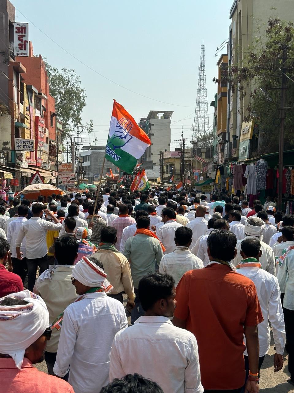 सांसद राहुल गांधी की तारीफ करते हुए पटोले ने कहा, `उन्होंने पदयात्रा कर इतिहास रच दिया है. कन्याकुमारी से कश्मीर तक 4 हजार किलोमीटर और अब मणिपुर से मुंबई तक 6700 किलोमीटर की यात्रा की. इस यात्रा के माध्यम से उन्होंने गरीबों, वंचितों, किसानों, महिलाओं, युवाओं, श्रमिकों की पीड़ा को समझा और 25 गारंटी दी हैं. प्रत्येक तत्व को न्याय का आश्वासन दिया गया है. कांग्रेस सरकार ने किसान कर्ज माफी पर पहला हस्ताक्षर करने का वादा किया है. गरीब महिलाओं को प्रति वर्ष 1 लाख रुपये, युवाओं को प्रशिक्षण की गारंटी, 30 लाख सरकारी रिक्तियां भरी जाएंगी और लालफीताशाही पर अंकुश लगाने के लिए कानून बनाने का वादा किया गया है.`