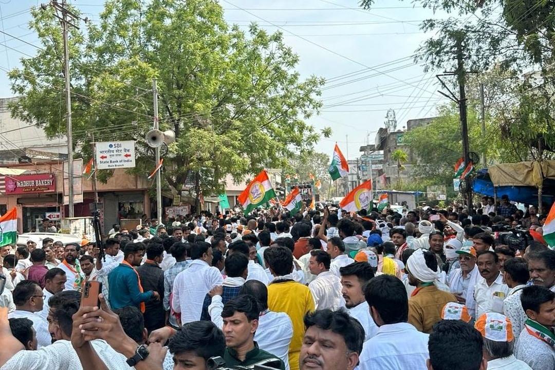भारत अघाड़ी की उम्मीदवार रश्मी बर्वे ने भी रामटेक लोकसभा क्षेत्र से नामांकन पत्र दाखिल किया. पूर्व मंत्री सुनील केदार, नागपुर ग्रामीण जिला कांग्रेस कमेटी के अध्यक्ष रवींद्र मुलक, प्रदेश कांग्रेस उपाध्यक्ष संगठन व प्रशासन नाना गावंडे की मौजूदगी में आवेदन दाखिल किया गया.