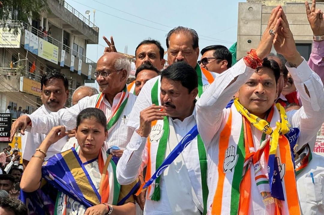 मोदी सरकार पर निशाना साधते हुए पटोले बताया, `लोकसभा चुनाव देश के लिए बहुत महत्वपूर्ण हैं. भारतीय जनता पार्टी ने पिछले 10 साल में देश को बर्बाद कर दिया है. 2019 चुनाव के दौरान पुलवामा में 40 जवान शहीद हो गए थे, लेकिन इस ब्लास्ट की जांच अभी तक शुरू नहीं हुई है. खबरें ये भी थीं कि इस धमाके के लिए इस्तेमाल किए गए विस्फोटक नागपुर से भेजे गए थे, लेकिन पांच साल बाद भी धमाके के पीछे के शख्स का पता नहीं चल पाया है. भाजपा सरकार के दौरान देश के जवान सुरक्षित नहीं हैं और किसान सुरक्षित नहीं हैं.`