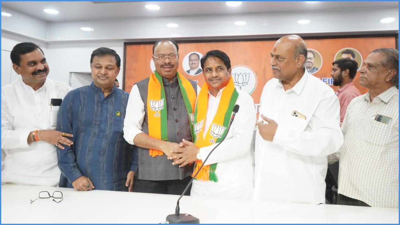 नांदेड़ नगर निगम के 55 पूर्व नगरसेवकों के साथ-साथ भोकर विधानसभा क्षेत्र के कांग्रेस के पदाधिकारी और कार्यकर्ता भारतीय जनता पार्टी में शामिल हो गए हैं.