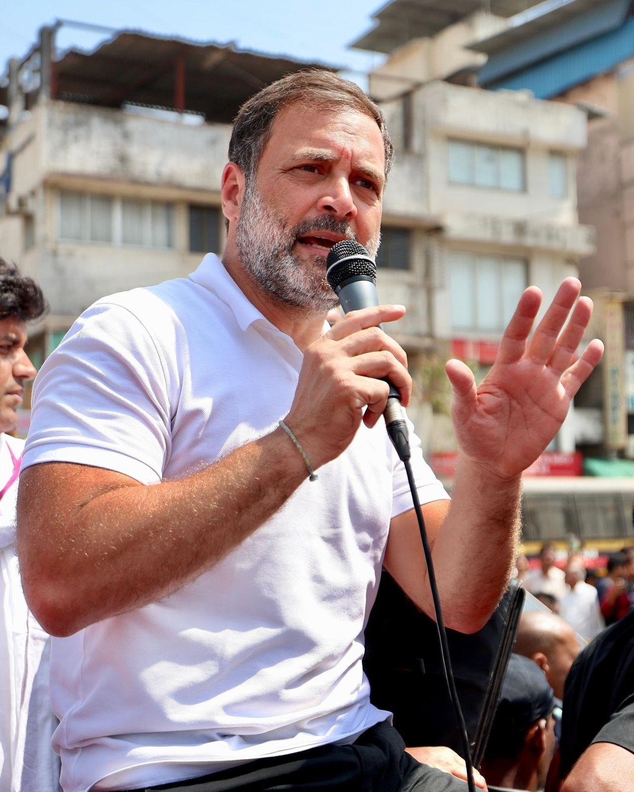भारत जोड़ो न्याय यात्रा के दौरान राहुल गांधी ने धाराविकरों को संबोधित करते हुए कहा, देश की सभी महत्वपूर्ण कंपनियां और संपत्तियां केवल अडानी और अंबानी को बेची जा रही हैं. धारावी आपकी असली जमीन है लेकिन दलालों के जरिए यह जमीन भी हड़पी जा रही है.