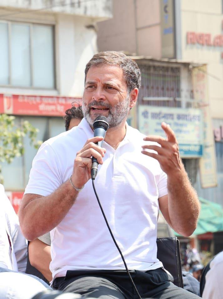 सांसद राहुल गांधी ने आरोप लगाया है कि धारावी पुनर्वास परियोजना अडानी को देकर पुलिस बल का इस्तेमाल कर स्थानीय धारावी लोगों को बेदखल किया जा रहा है. धारावी आपकी है और आपकी ही रहनी चाहिए. 