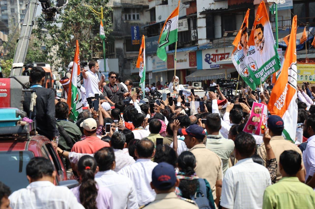 उन्होंने आगे कहा, `देश के प्रधानमंत्री ईडी, सीबीआई, आयकर विभाग के साथ धारावी की जमीन हड़पने वाले अडानी के पीछे खड़े हैं.