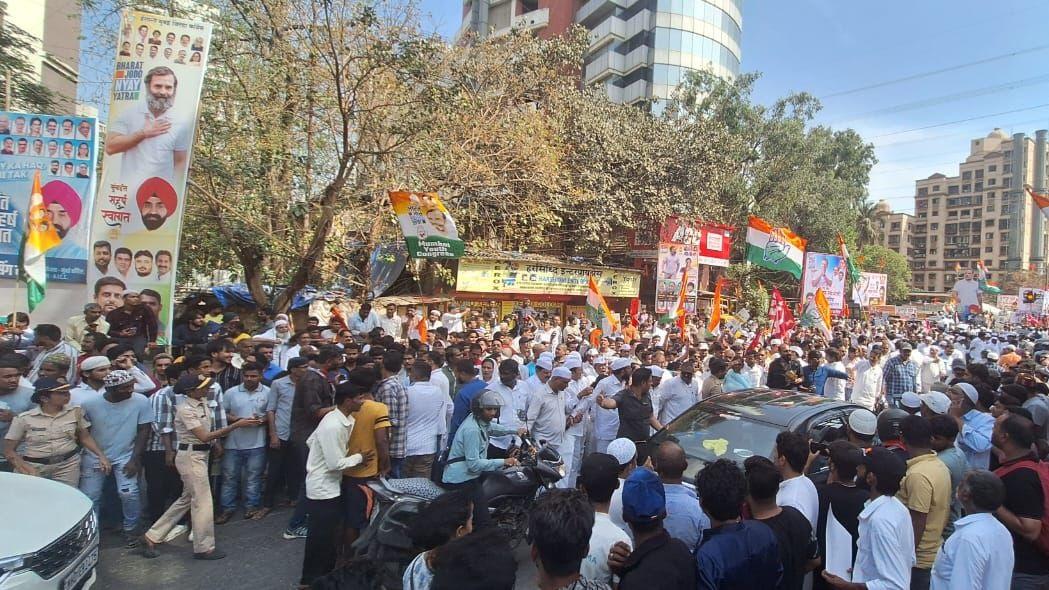 राहुल गांधी ने आगे `यह लड़ाई कौशल और दलाल के बीच है, आज लड़ाई धारावी और अडानी के बीच है. राहुल गांधी ने अपील की कि आपको लूटा जा रहा है, जागो.`