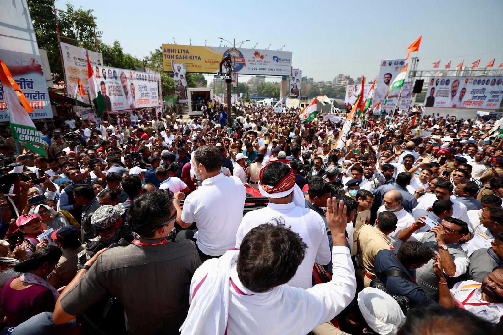 उन्होंने बताया कि `धारावी में हर तरह की छोटी-छोटी वस्तुएं बड़े पैमाने पर बनती हैं, यहां कौशल का काम होता है, इस उद्योग को समर्थन दिया जाना चाहिए, बैंकों के दरवाजे खोले जाने चाहिए.`