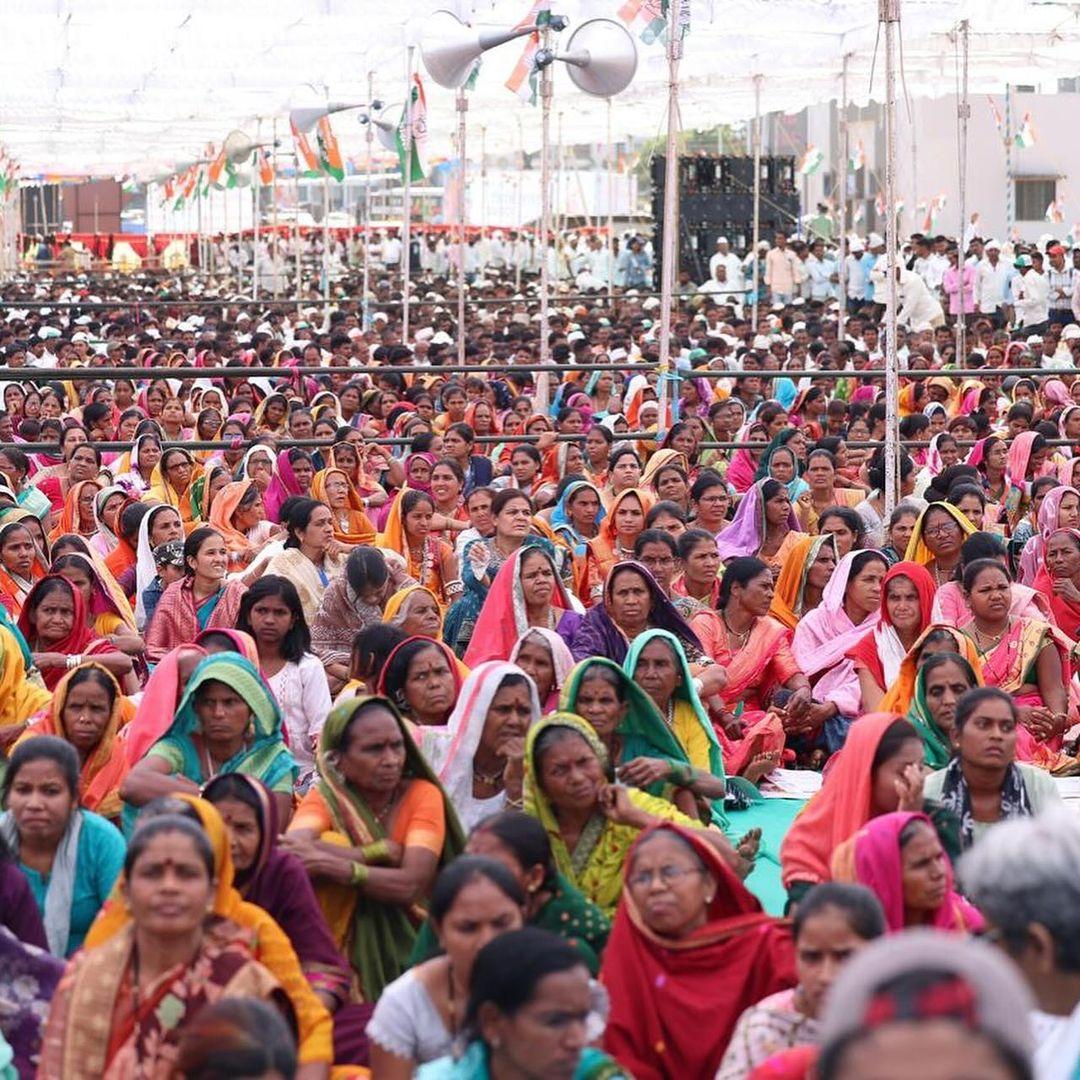 राहुल गांधी ने कहा, मैं आपको बताना चाहूंगा कि मोदी मीडिया, अदाणी मीडिया में कोई आदिवासी शामिल नहीं है. मैं यह भी मानता हूं कि पत्रकारों की गलती नहीं है, क्योंकि वे अपने सैलरी की मजबूरी से बंधे हैं. लेकिन बड़े-बड़े चैनलों में बड़े-बड़े एंकरों और पत्रकारों की सूची निकाल लें तो क्या आपने कभी किसी आदिवासी पत्रकार को टीवी पर देखा है. जल, जंगल, जमीन का मुद्दा मीडिया कभी टीवी पर नहीं दिखाता.`