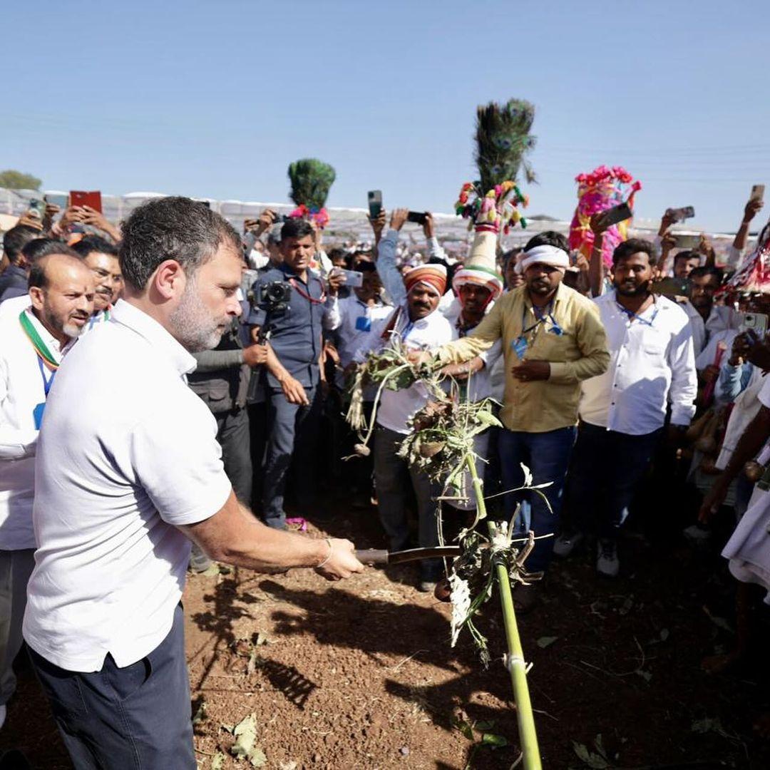 राहुल ने बताया कि `ये सवाल सोशल मीडिया के जरिए सामने आ रहे हैं लेकिन मीडिया इसे नहीं दिखा रहा हैं. क्योंकि ये मीडिया भी बंधा हुआ है.