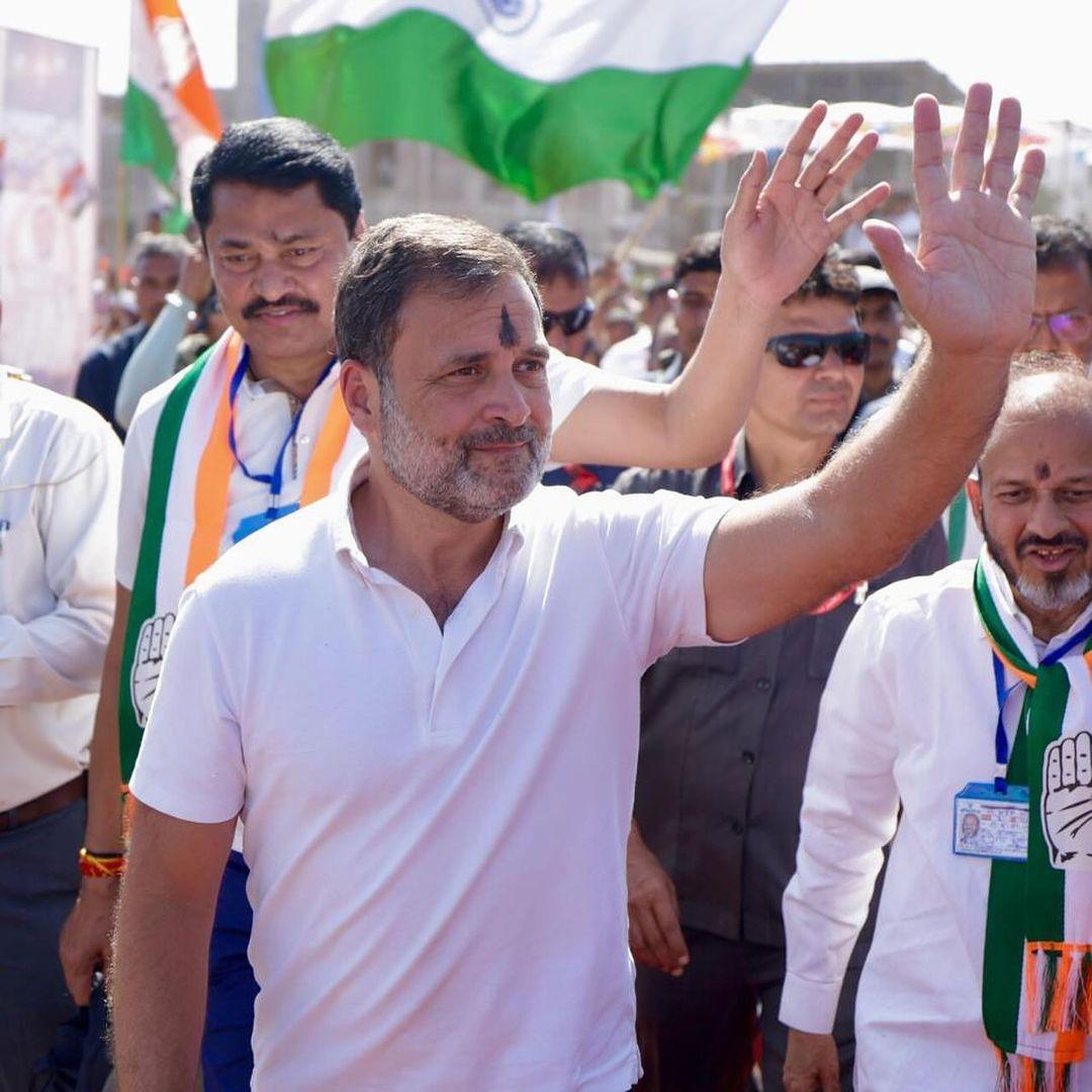 राहुल ने आगे कहा, `22 लोग हैं हिंदुस्तान में, उनमें से अडानी है... अंबानी है...  इन लोगों के पास उतना ही धन है, जितना हिंदुस्तान के 70 करोड़ लोगों के पास है. इनके पास इस समय एयरपोर्ट, पोर्ट, इन्फ्रास्ट्रक्चर, मोबाइल फोन, डिफेंस की इंडस्ट्री पूरा इन 22 लोगों के हाथ में है. उनका कर्जा माफ होता है, सब कुछ उनके लिए किया जाता है और बाकी हिंदुस्तान देखता रहता है.`