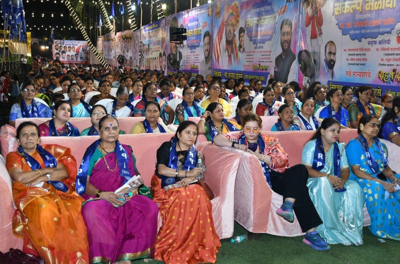 बता दें, महागठबंधन में शामिल बीजेपी और शिवसेना के नेता, मुख्यमंत्री, उप मुख्यमंत्री और स्थानीय सांसद राहुल शेवाले, बीजेपी मुंबई अध्यक्ष आशीष शेलार और अन्य को आमंत्रित किया गया था. 