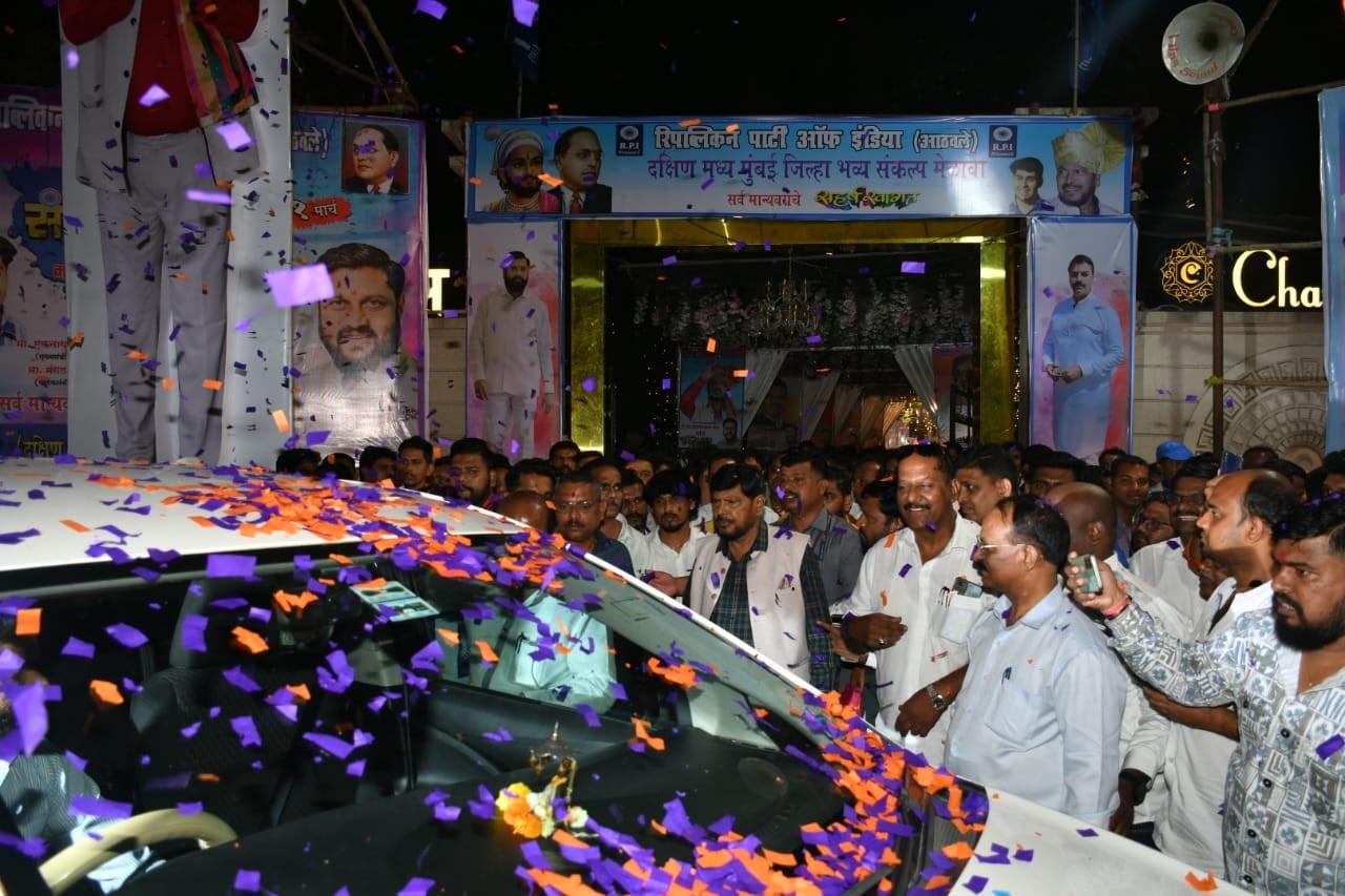 अठावले ने आगे कहा, `रिपब्लिकन पार्टी पूरे देश में बढ़ रही है. इसके साथ ही रिपाई का गढ़ महाराष्ट्र और मुंबई में है. साल 1992 के नगर निगम चुनाव में रिपब्लिकन पार्टी के 12 नगरसेवक चुने गए थे. उस समय रिपाई को मेयर का पद मिला था. यह हमें फिर से दोहराना है.` 