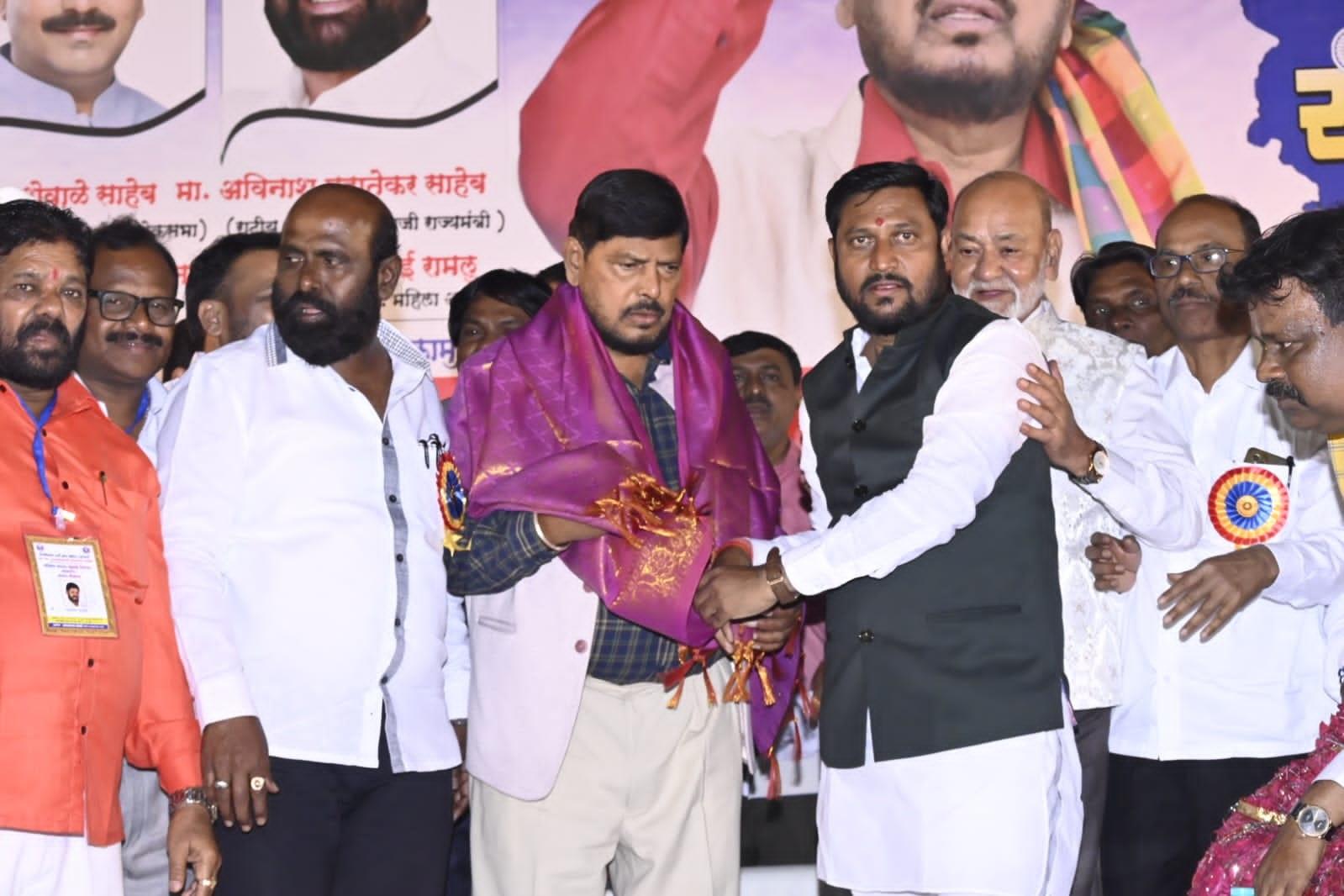अठावले ने आगे कहा, `रिपब्लिकन पार्टी पूरे देश में बढ़ रही है. इसके साथ ही रिपाई का गढ़ महाराष्ट्र और मुंबई में है. साल 1992 के नगर निगम चुनाव में रिपब्लिकन पार्टी के 12 नगरसेवक चुने गए थे. उस समय रिपाई को मेयर का पद मिला था. यह हमें फिर से दोहराना है.` 