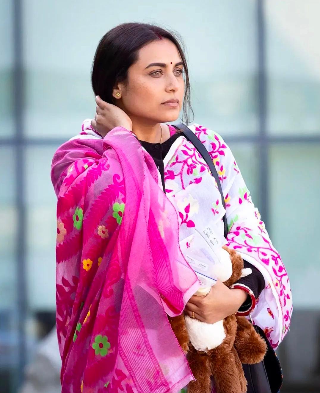 रानी मुखर्जी -  मिसेज चैटर्जी वर्सेस नॉर्वे
रानी मुखर्जी ने अपने बच्चों की देखभाल के लिए सभी बाधाओं के खिलाफ लड़ने वाली, सामाजिक मानदंडों और कानूनी बाधाओं से जूझने वाली मां के रूप में एक सशक्त प्रदर्शन किया है. एक सच्ची कहानी पर आधारित, उनका चित्रण गहराई से प्रतिबिंबित करता है, जो इस बात पर प्रकाश डालता है कि एक माँ अपने परिवार की रक्षा के लिए किस हद तक जा सकती है. अपने सूक्ष्म प्रदर्शन के माध्यम से, रानी कानूनी लड़ाइयों और सामाजिक दबावों से गुजरते हुए एक किरदार की भावनात्मक गहराई को पकड़ती है, जो किसी भी व्यक्ति के साथ प्रतिध्वनित होती है की वे जिस चीज़ में विश्वास करते हैं उसके लिए लड़े. 