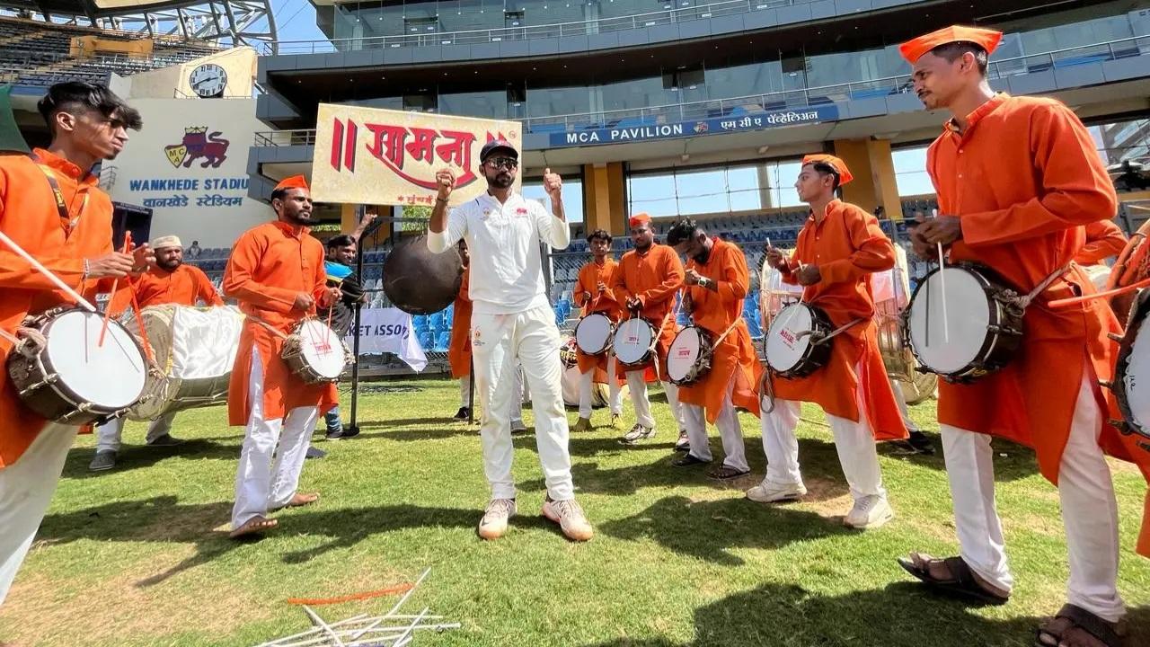 वानखेड़े स्टेडियम में विदर्भ पर नाटकीय जीत हासिल करने के बाद मुंबई इंडियंस के कप्तान अजिंक्य रहाणे ने ढोल-ताशा पाठक के साथ प्रदर्शन किया.