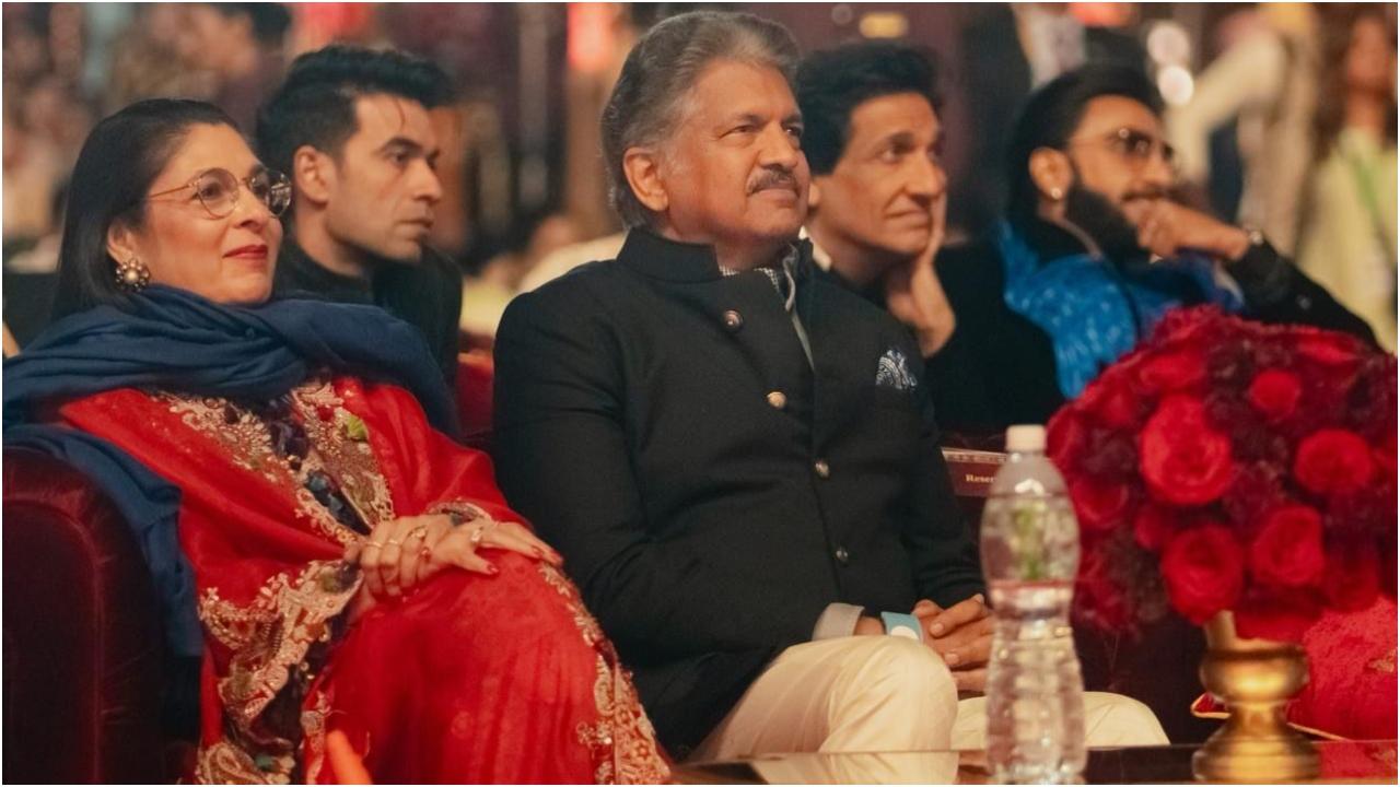 इस दिलकश शाम को यादगार बनाने के लिए सलमान खान, राम चरण, शाहरुख खान और आमिर खान एक साथ नजर आए. जिन्होंने सभी को अपनी परफॉर्मेंस से मंत्रमुग्ध कर दिया. 