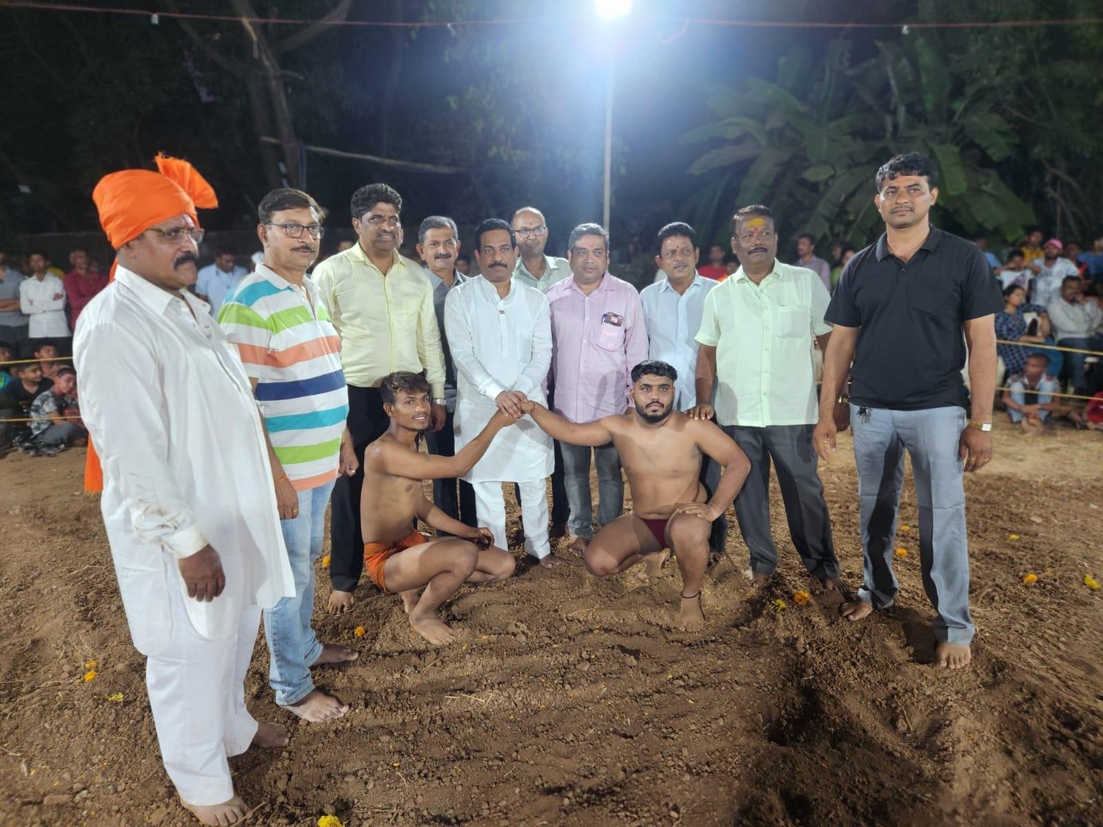 बीजेपी नेता संजीव गणेश नाईक ने `कुस्ती क्रीड़ा महोत्सव` की कुछ तस्वीरें सोशल मीडिया पर पोस्ट कर पहलवानों का उत्साह बढ़ाया हैं. 