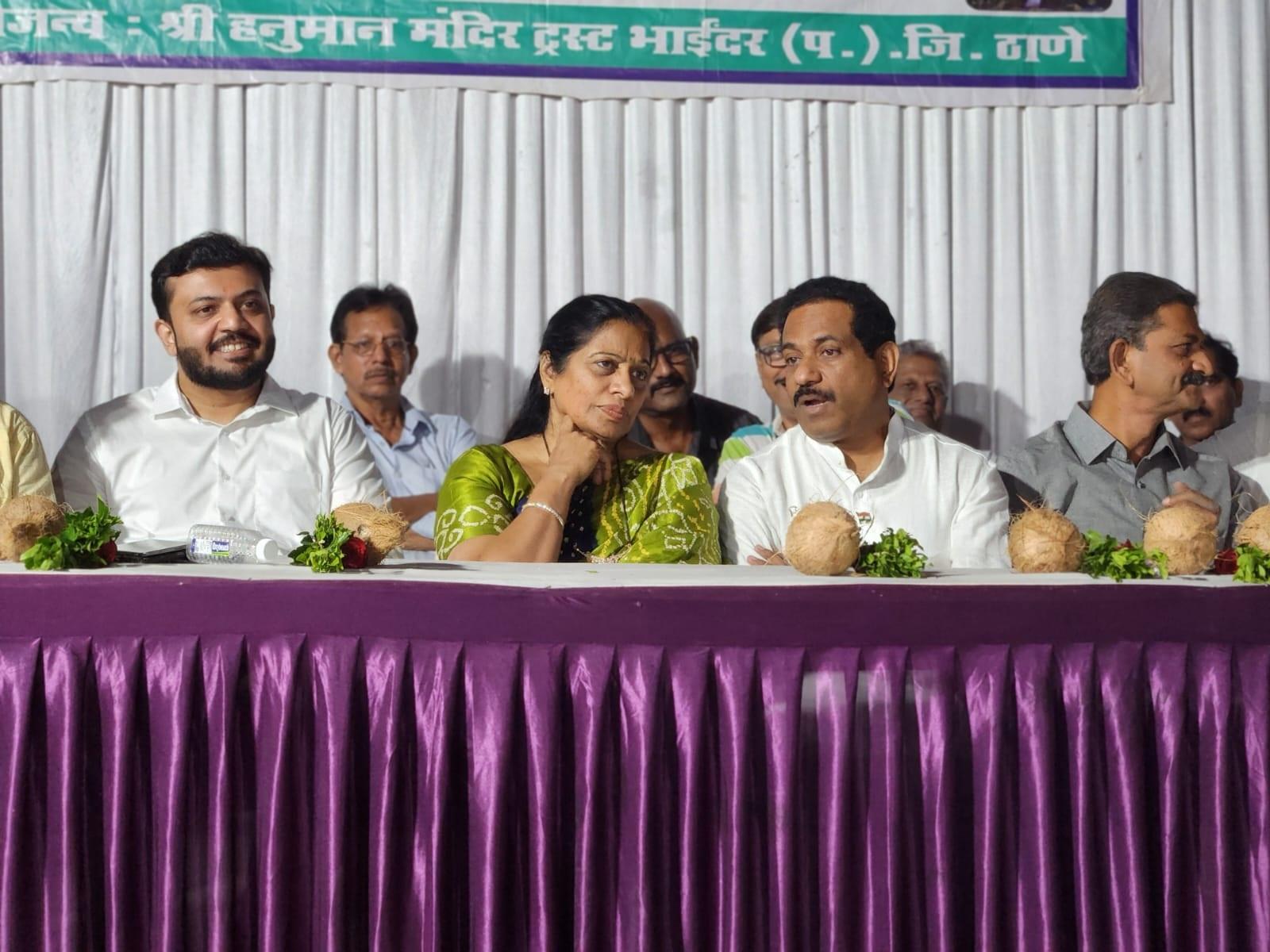  भायंदर (पश्चिम) में आयोजित `कुस्ती क्रीड़ा महोत्सव` में विधायक गीता जैन, ध्रुव किशोर पाटिल, भयंदर नगर सेवा संघ के अध्यक्ष एडवोकेट आदेश पाटिल उपस्थित थे.