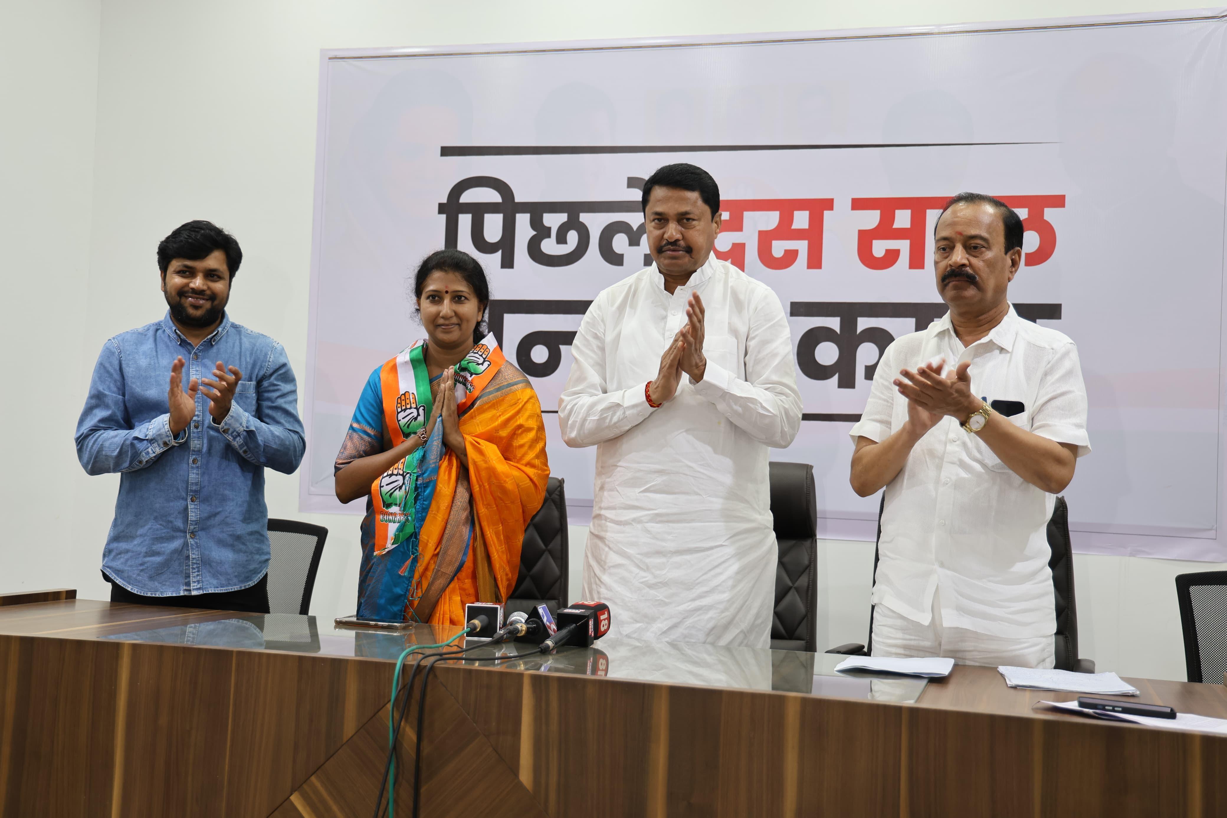 कांग्रेस पार्टी में प्रवेश के बाद सीमा शिवाजी गुट्टे ने कहा, `जब देश कठिन परिस्थिति से गुजर रहा है, तो केवल कांग्रेस की विचारधारा ही इस देश को बचा सकती है. कांग्रेस पार्टी में सभी सामाजिक समूहों को न्याय देने की परंपरा है.`