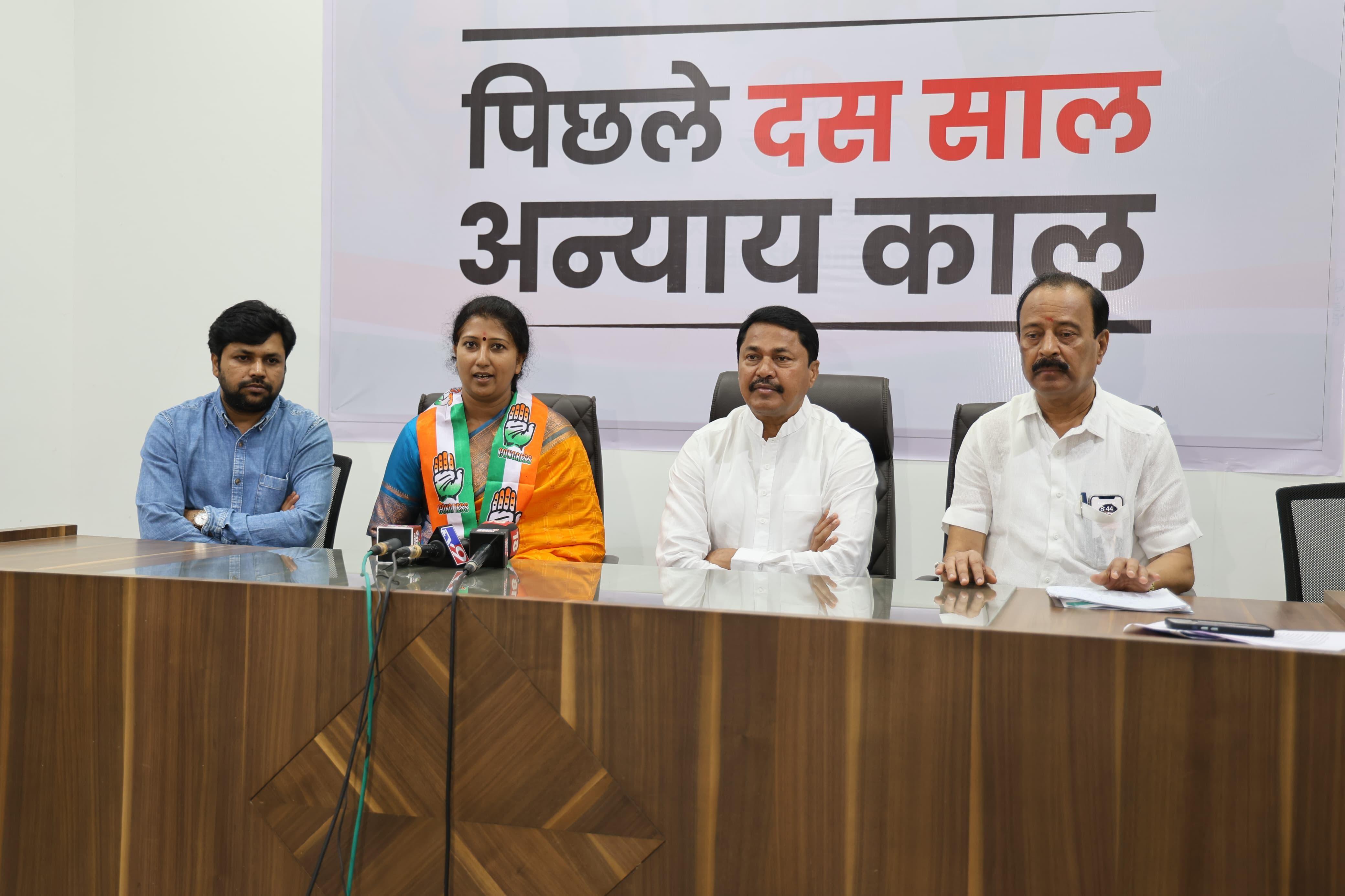 सीमा गुट्टे ने सामाजिक, शैक्षिक और महिला सशक्तिकरण के लिए लगातार प्रयास किए हैं. उन्होंने आम आदमी पार्टी के पुणे जिला महिला बचत समूह के जिला अध्यक्ष के रूप में भी काम किया है. 