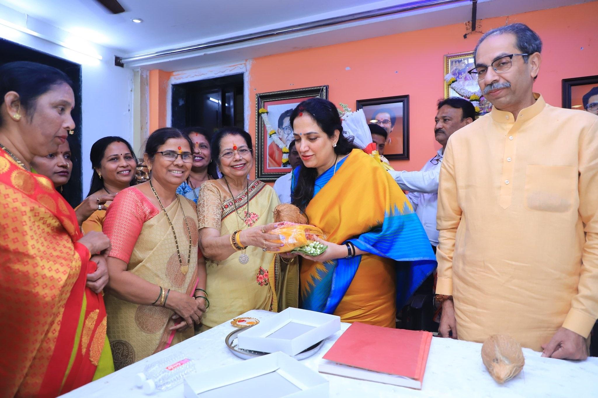 पत्नी रश्मी ठाकरे के साथ उद्धव ठाकरे शिव सेना शाखा नं. 73 में पहुंचे. यहां पर उन्होंने शिवसैनिकों से कई विषयों पर बात की. 