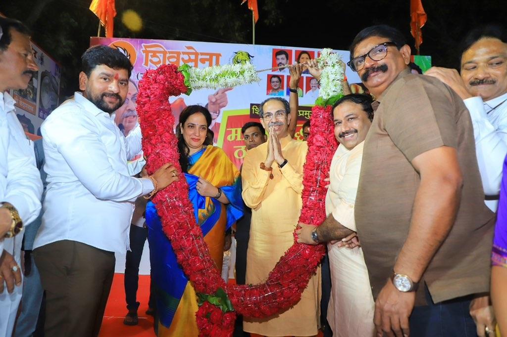 उत्तर पश्चिम मुंबई, जुहू शाखा नंबर 71 का भी ठाकरे ने गर्मजोशी के साथ दौरा किया. बड़ी संख्या में मौजूद शिवसैनिकों को संबोधित किया.