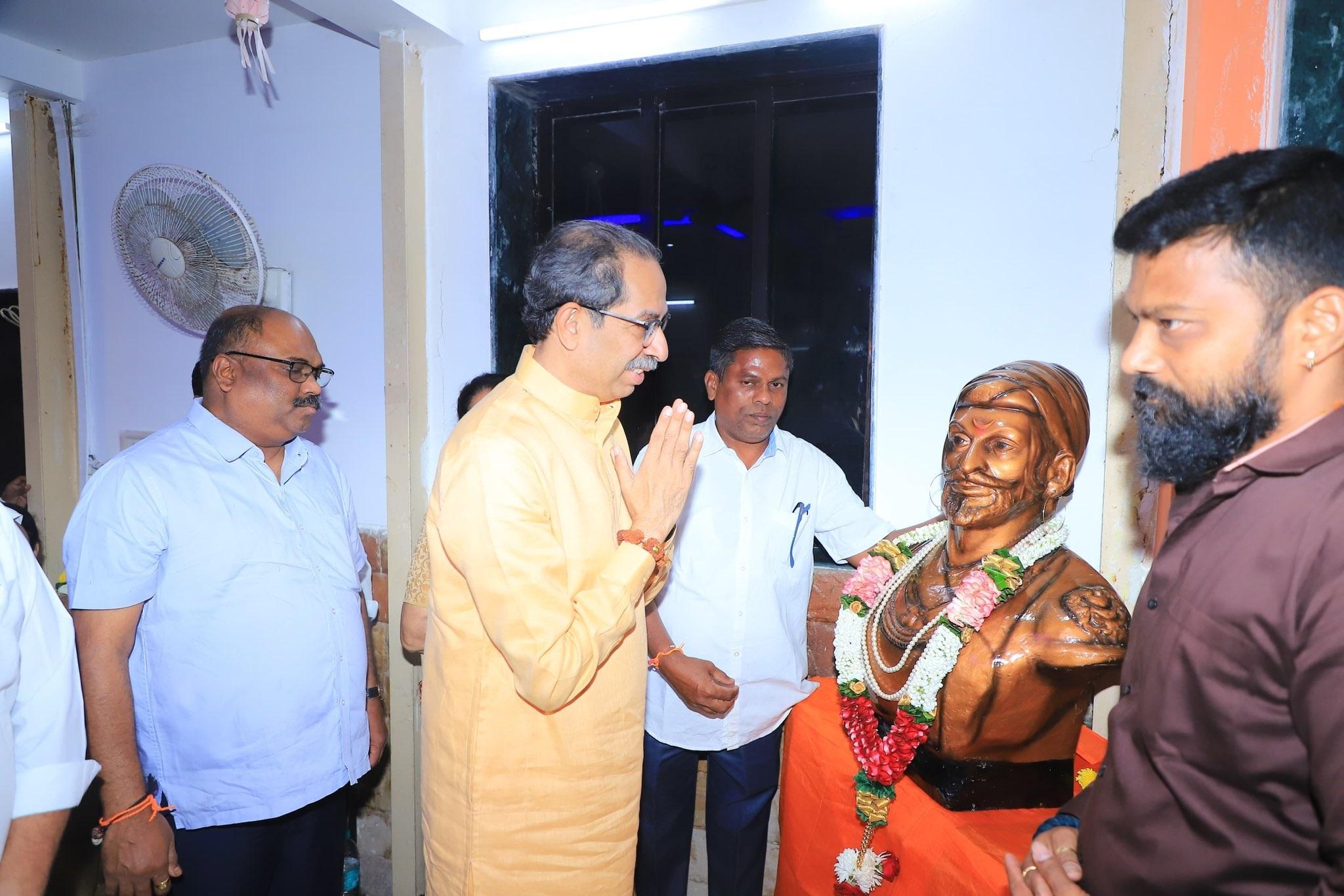 शिवसेना (यूबीटी) शाखा पार्टी के लिए काफी महत्वपूर्ण मानी जाती हैं. ये शाखाएं आम लोगों को पार्टी से जुड़ने में मदद करती हैं. 