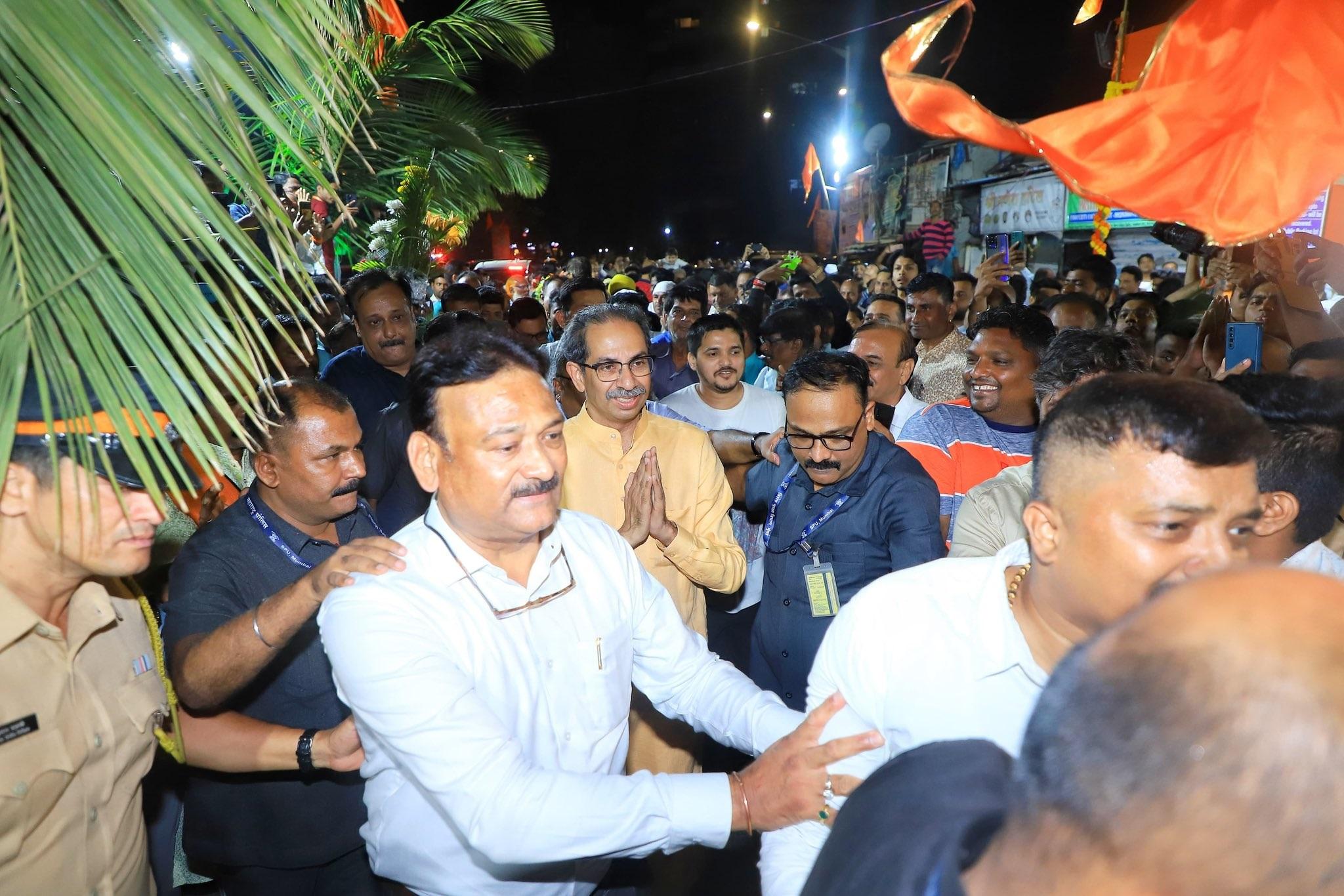 शनिवार को उद्धव ठाकरे ने अंधेरी पूर्व विधान सभा, ओल्ड नागरदास रोड, शिवसेना शाखा नं. 80 का दौरा किया. इस दौरान उन्होंने उपस्थित शिवसैनिकों से बातचीत की. 