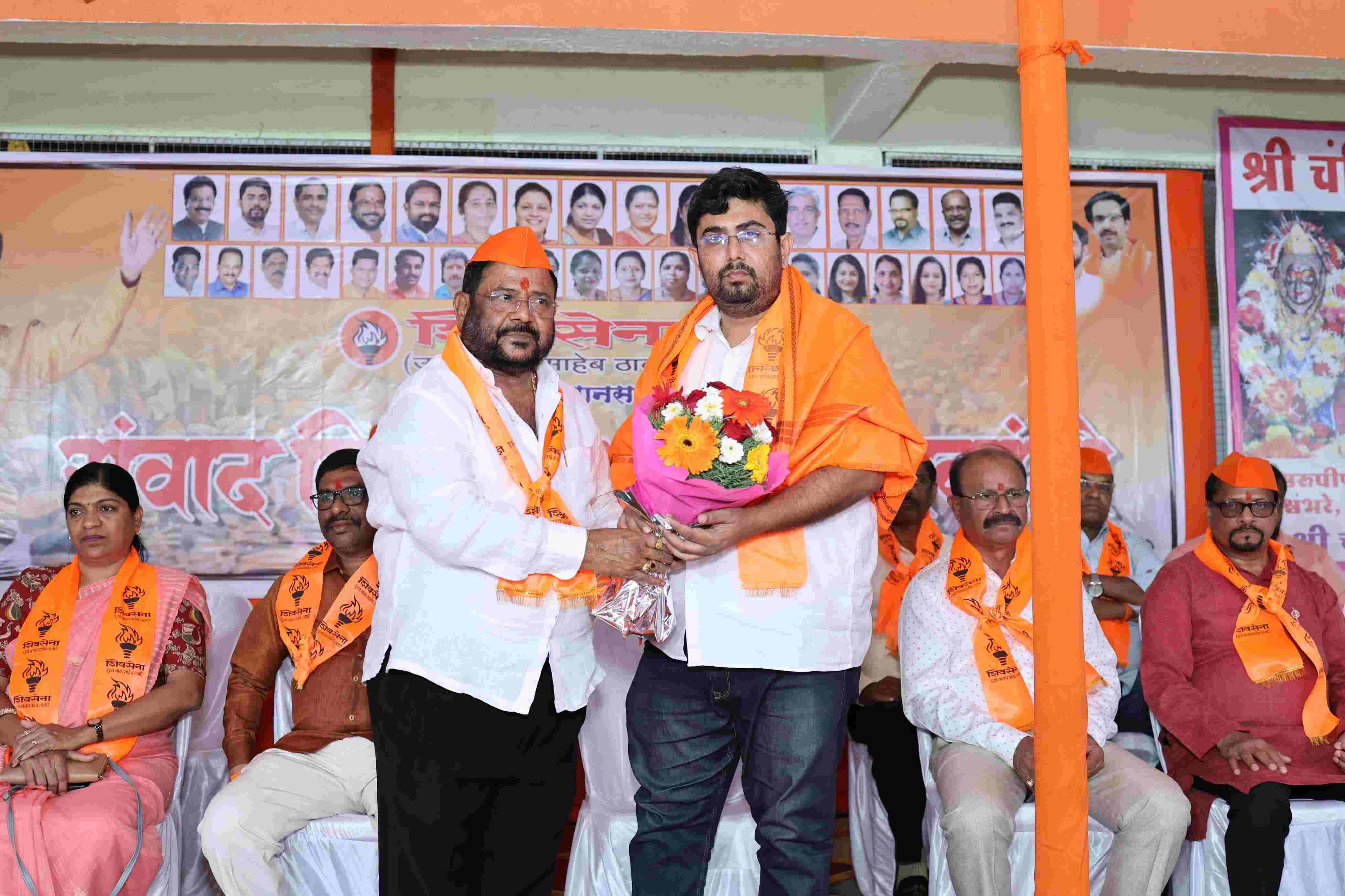 शिवसेना (UBT) `संवाद` कार्यक्रम के दौरान उपजिला प्रमुख जनार्दन म्हात्रे काफी उत्साहित दिखाई दिए. 