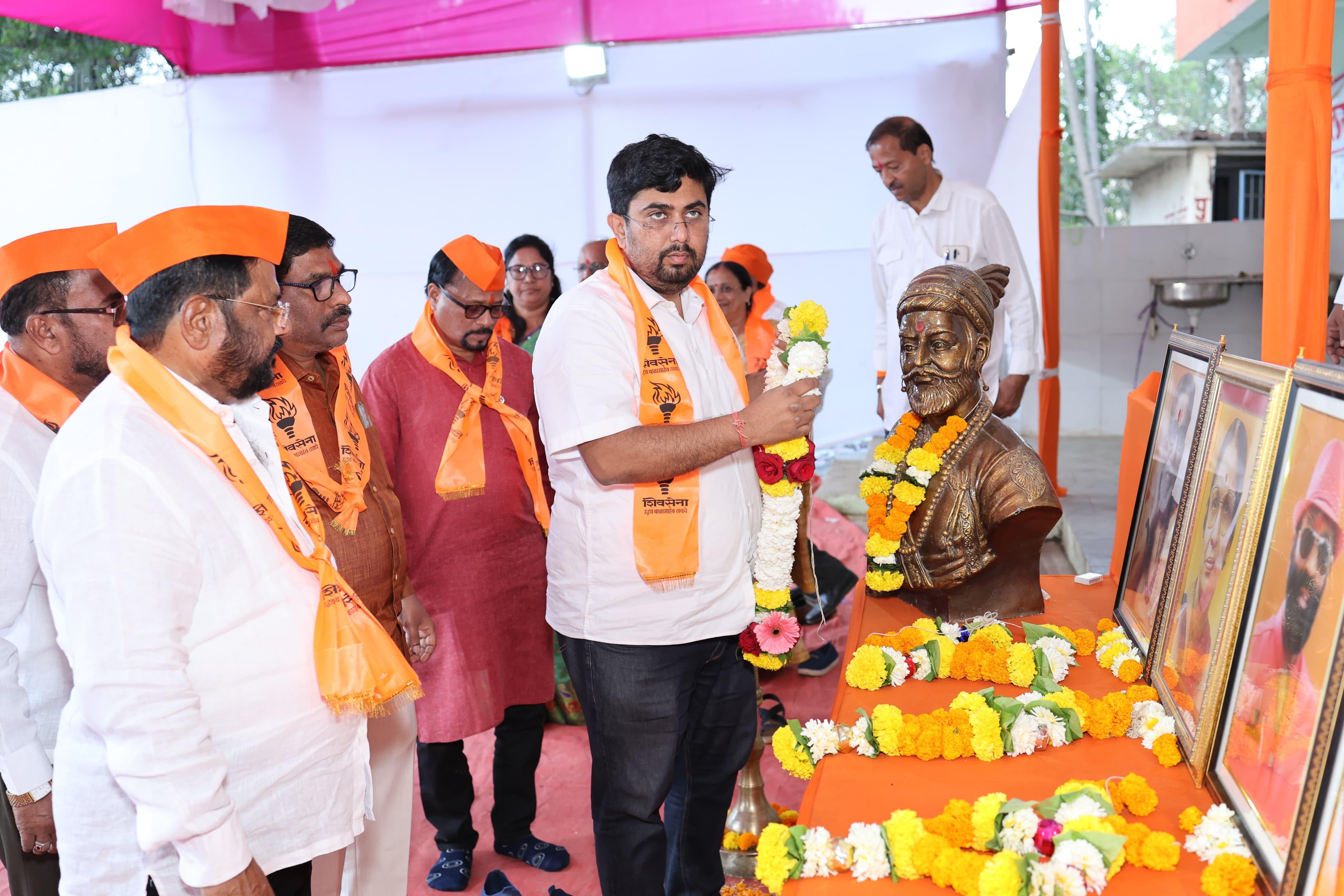 देशमुख ने आगे कहा, `हम उद्धव ठाकरे के निष्ठावान और वफादार शिवसैनिक है. हमारे इरादे कोई बदल नहीं सकता. क्योंकि इस क्षेत्र के सभी शिवसैनिक बाला साहेब के वफादार शिवसैनिक हैं, वे किसी भी चाल में फंसने वाले नहीं हैं. हमें बस यह याद रखना है कि हमारा लक्ष्य मशाल है, चाहे हमारा उम्मीदवार कोई भी हो.`