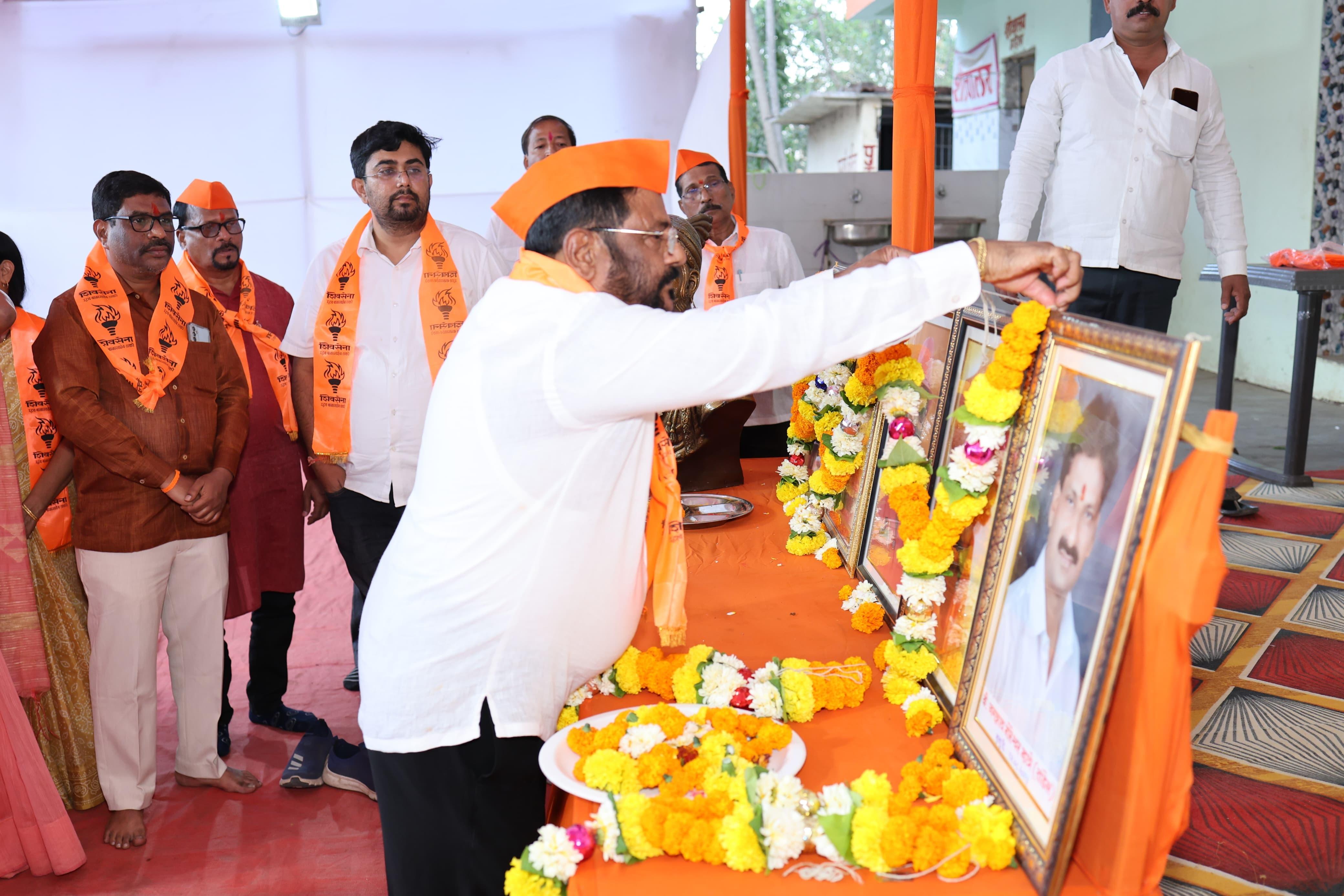 आगामी लोकसभा चुनाव का बिगुल बजने के साथ ही पालघर उपजिला प्रमुख जनार्दन म्हात्रे, तालुका प्रमुख हरिहर पाटिल, नायगांव शहर प्रमुख किरण म्हात्रे, महिला अघाड़ी नायगांव शहर संगठक चरणा म्हात्रे ने साथ आकर इस कार्यक्रम का आयोजन किया था.