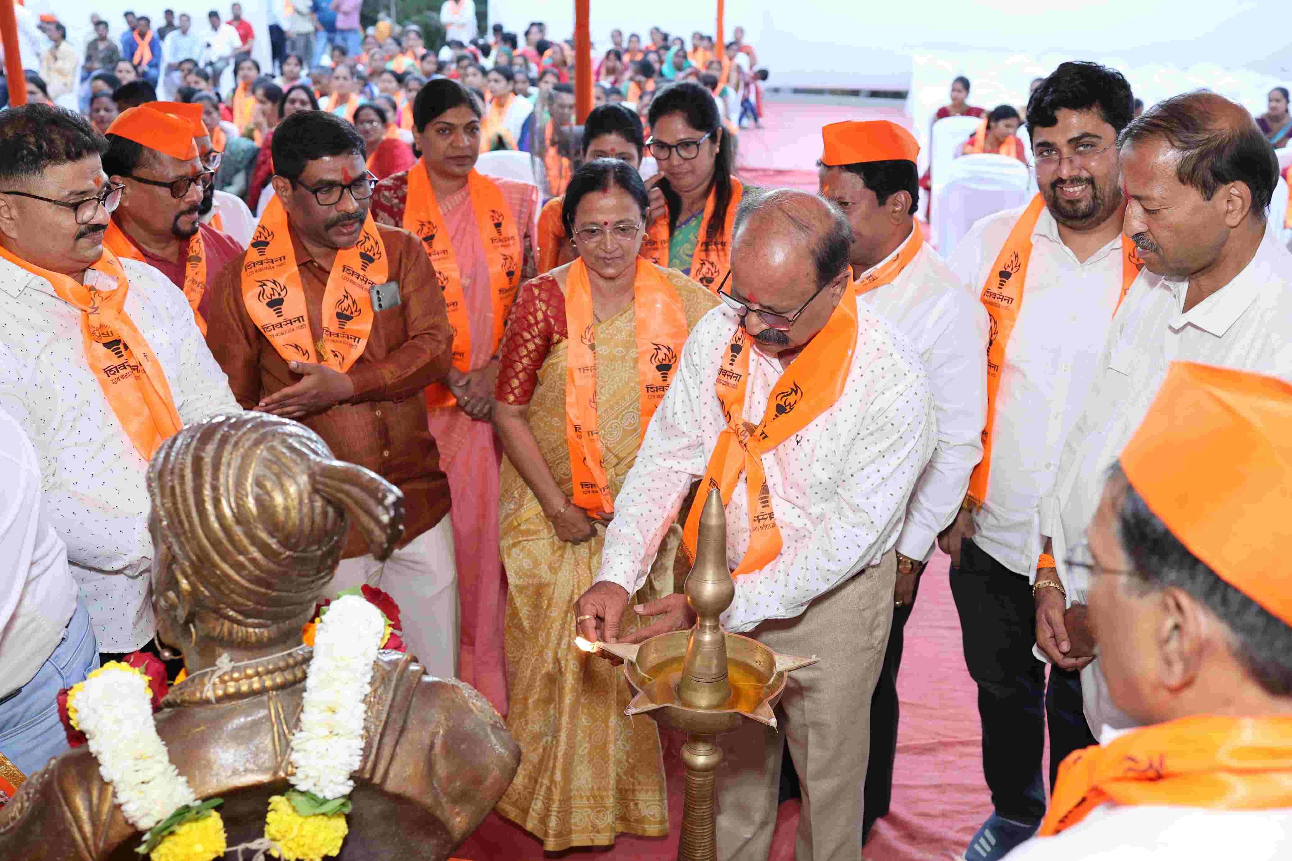 `संवाद` कार्यक्रम में पालघर जिला सचिव विवेक पाटिल, वसई विधानसभा आयोजक विनायक निकम, महिला तालुका आयोजक एंजेला टंडेल, उपजिला प्रमुख दिलीप चेंदनवंकर, तालुका प्रमुख राजाराम बाबर, नवघर मानिकपुर शहर प्रमुख संजय गुरव, युवा सेना तालुका संगठन सुनील मिश्रा, नालासोपारा शहर प्रमुख प्रदीप सावंत, वसई विधानसभा संपर्क प्रमुख जगदिश कदम शामिल होते दिखाई दिए. 