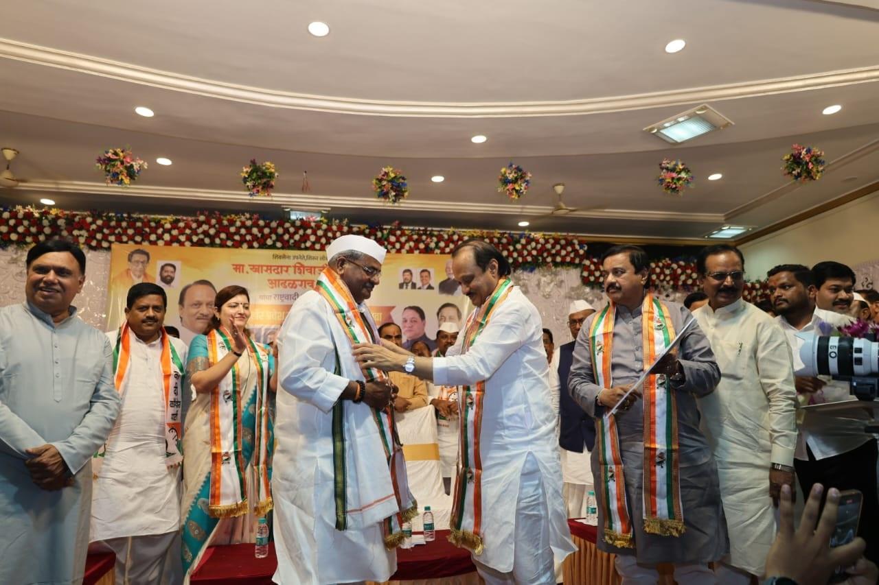 एनसीपी में एंट्री के साथ ही शिवाजी भारराव पाटिल अपने सोशल मीडिया पर मराठी में  लिखा, `प्रवास विकासाचा नव्या वाटे सह... पक्ष प्रवेश !` यानी `यात्रा विकास के नए पथ के साथ...पार्टी में प्रवेश किया.`