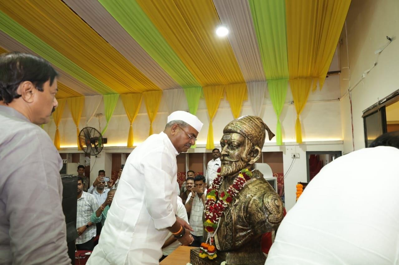 पक्ष प्रवेश समारोह के दौरान पुणे ग्रामीण के जिला अध्यक्ष प्रदीप गर्टकर सहित शिरूर-आंबेगांव तालुका के पदाधिकारी और कई कार्यकर्ता उपस्थित थे.