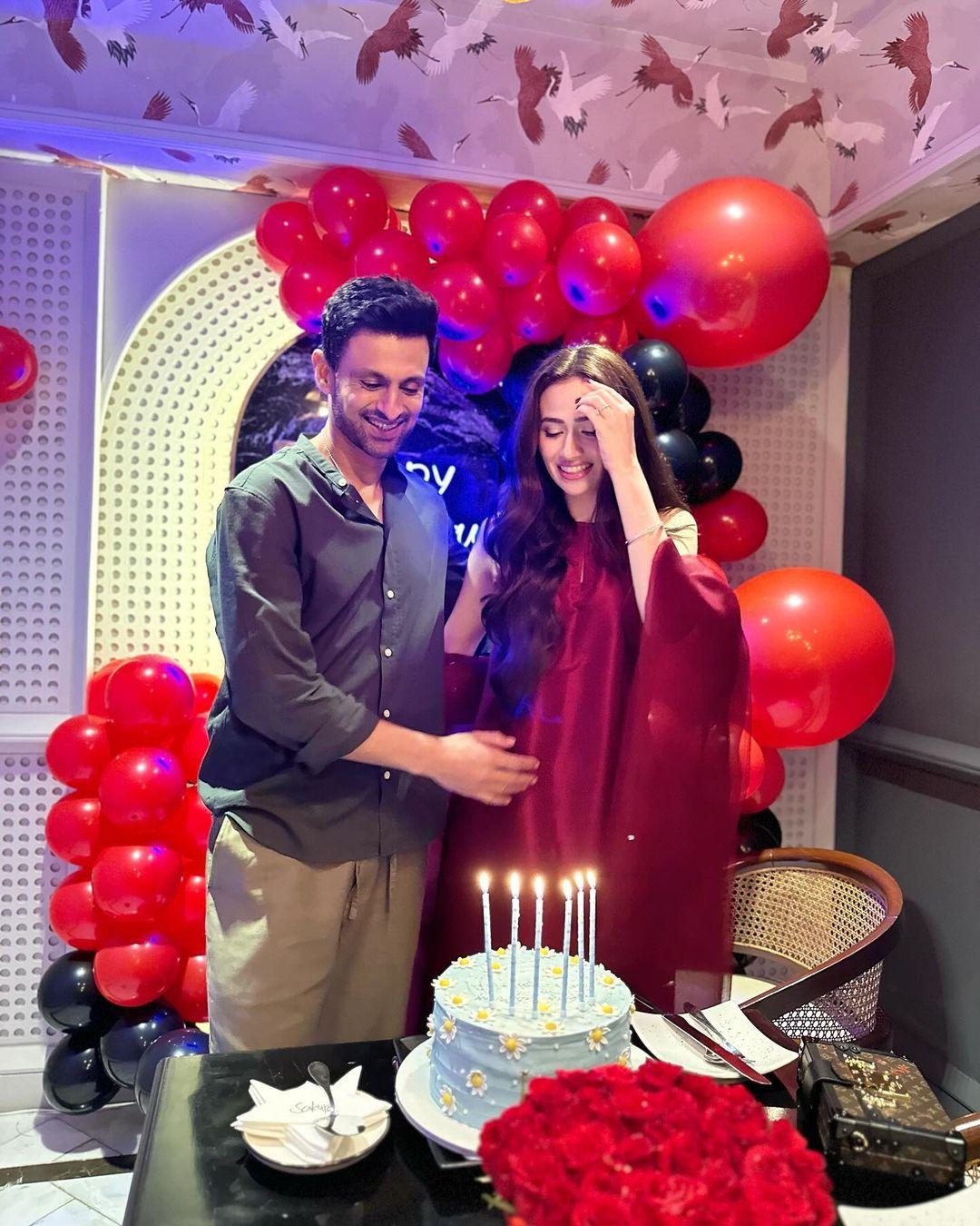 शोएब मलिक ने अपनी खूबसूरत बीवी पर प्यार बरसाते हुए कई तस्वीरें पोस्ट की हैं. 