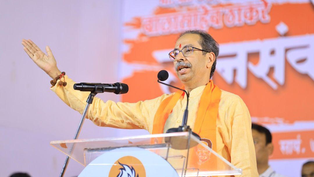 ठाकरे ने इस दौरान कहा, `मोदी-शाह महाराष्ट्र को अपने पैरों पर झुकाना चाहते हैं, हम उनकी इस योजनाओं को विफल करना चाहते हैं और महाराष्ट्र को झुकने नहीं देना चाहते हैं.`