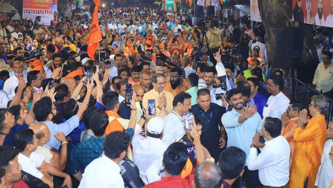 दक्षिण मुंबई लोकसभा क्षेत्र के डोंगरी खंड में स्थित शिवसेना शाखा का दौरा करते हुए उद्धव ठाकरे ने कहा, `सत्ताधारी बीजेपी चुनावी बांड, विज्ञापन, ठेकेदारों से पैसा वसूल रही है. यानी जहां जाओ वहीं खाओ वाली मानसिकता है.`