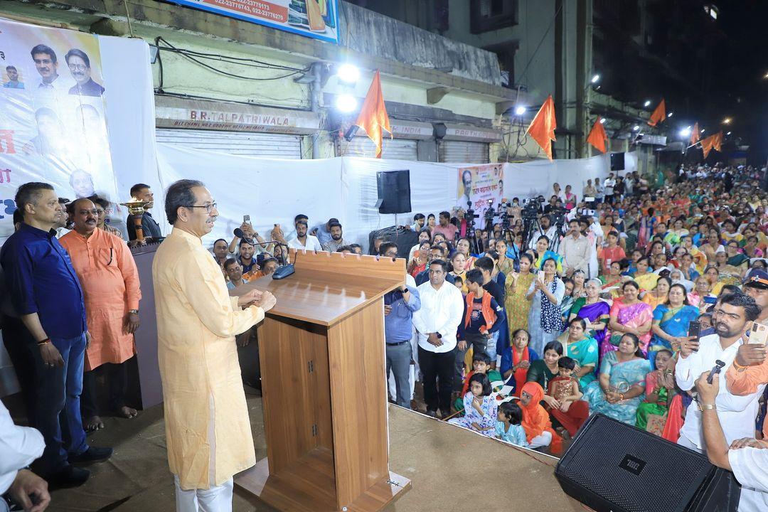 उद्धव ठाकरे ने दक्षिण मुंबई लोकसभा में पर्वतीय प्रभाग शाखा नं. 223 का भी दौरा किया. 