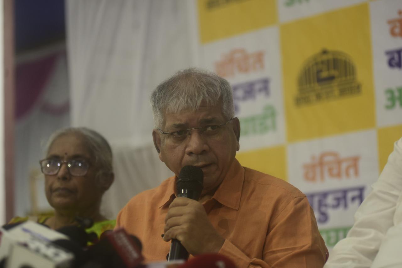 आंबेडकर ने आगे बताया, ` ठेकेदारी प्रथा में कर्मचारी और अधिकारी लगे हुए हैं। सुप्रीम कोर्ट के फैसले को देखते हुए हमारा एजेंडा है कि वे 58 साल की उम्र तक रिटायर नहीं होना चाहते. साथ ही महाराष्ट्र में कुल 14 लाख सरकारी कर्मचारी और अधिकारी हैं. इन कर्मचारी अधिकारियों की संख्या बढ़ाई जानी चाहिए. इसे पांच साल में 22 लाख तक जाना चाहिए, तभी सरकार ठीक से चल सकेगी.