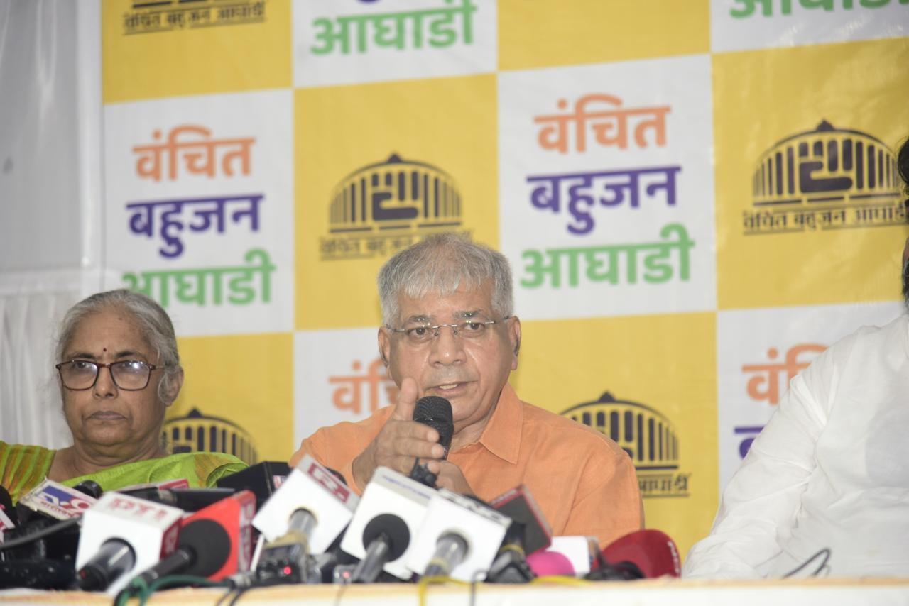 प्रकाश आंबेडकर ने कहा, `इस लोकसभा में हम बीजेपी के खिलाफ एक मजबूत मोर्चा बनाने की कोशिश कर रहे थे. लेकिन दुर्भाग्य से हमें वह बढ़त नहीं मिल पा रही है जो हम चाहते हैं.`
