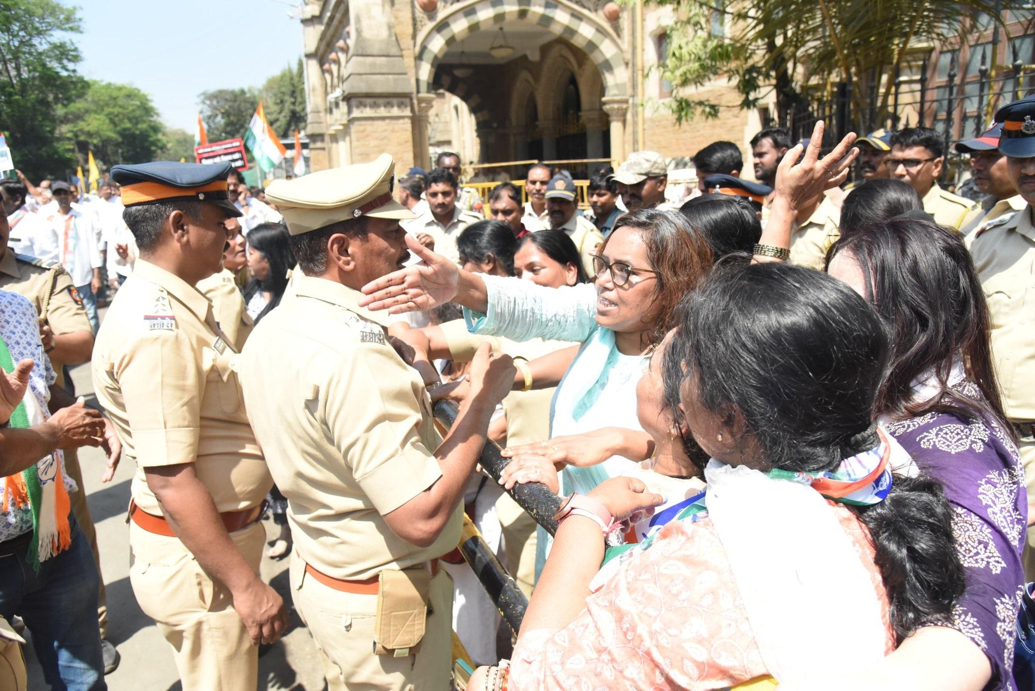 गायकवाड़ ने इसे एक बड़ा घोटाला बताते हुए कहा, `बीएमसी इस काम के लिए लगभग 1,200 करोड़ रुपये खर्च कर रही है.`