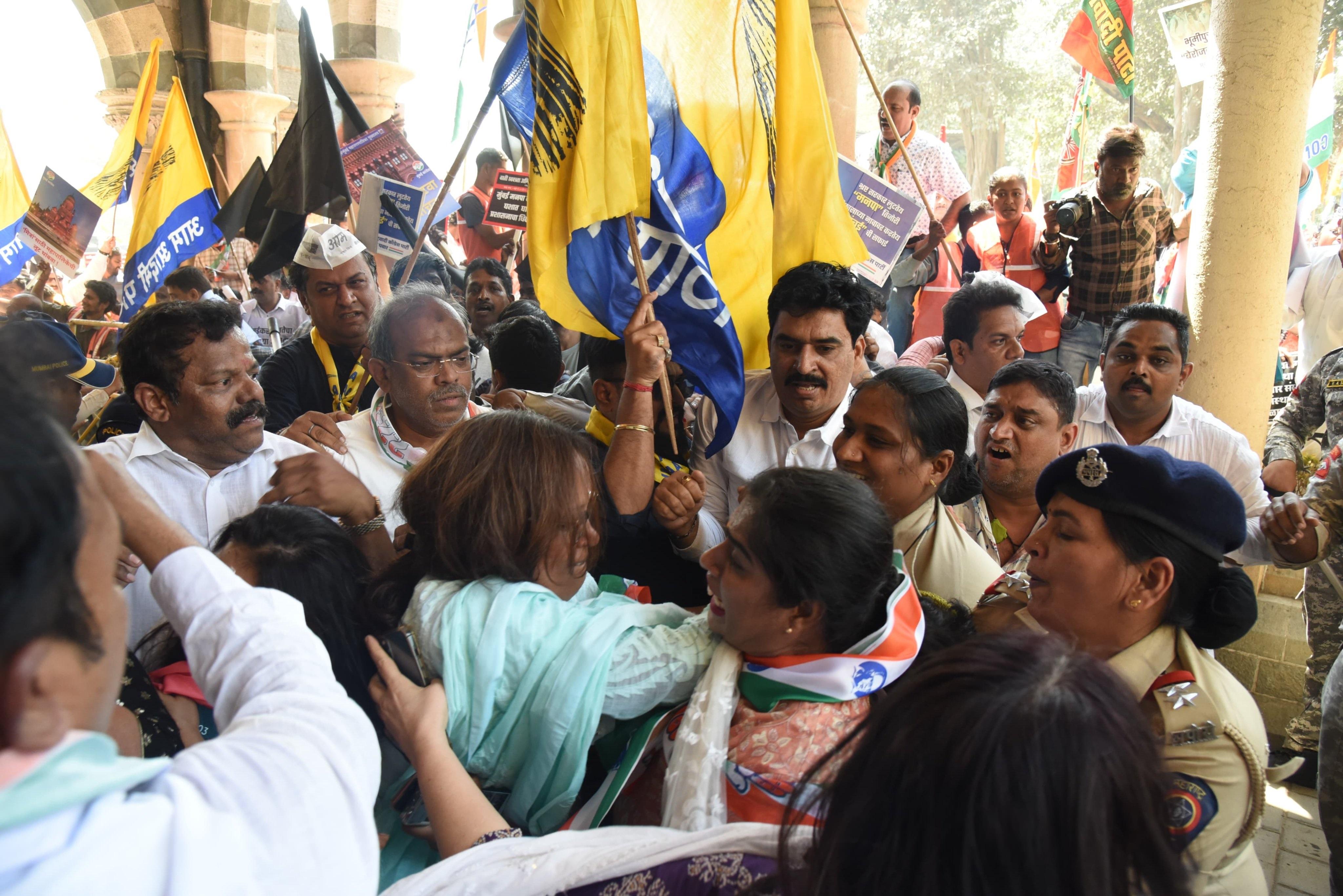 गायकवाड़ ने आगे कहा, `जनता के हक के लिए हम लड़ते रहेंगे. सरकार चाहे पुलिस को आगे करे या कितने भी ज़ुल्म करे, हम न्याय का हक मिलने तक लड़ते रहेंगे.`