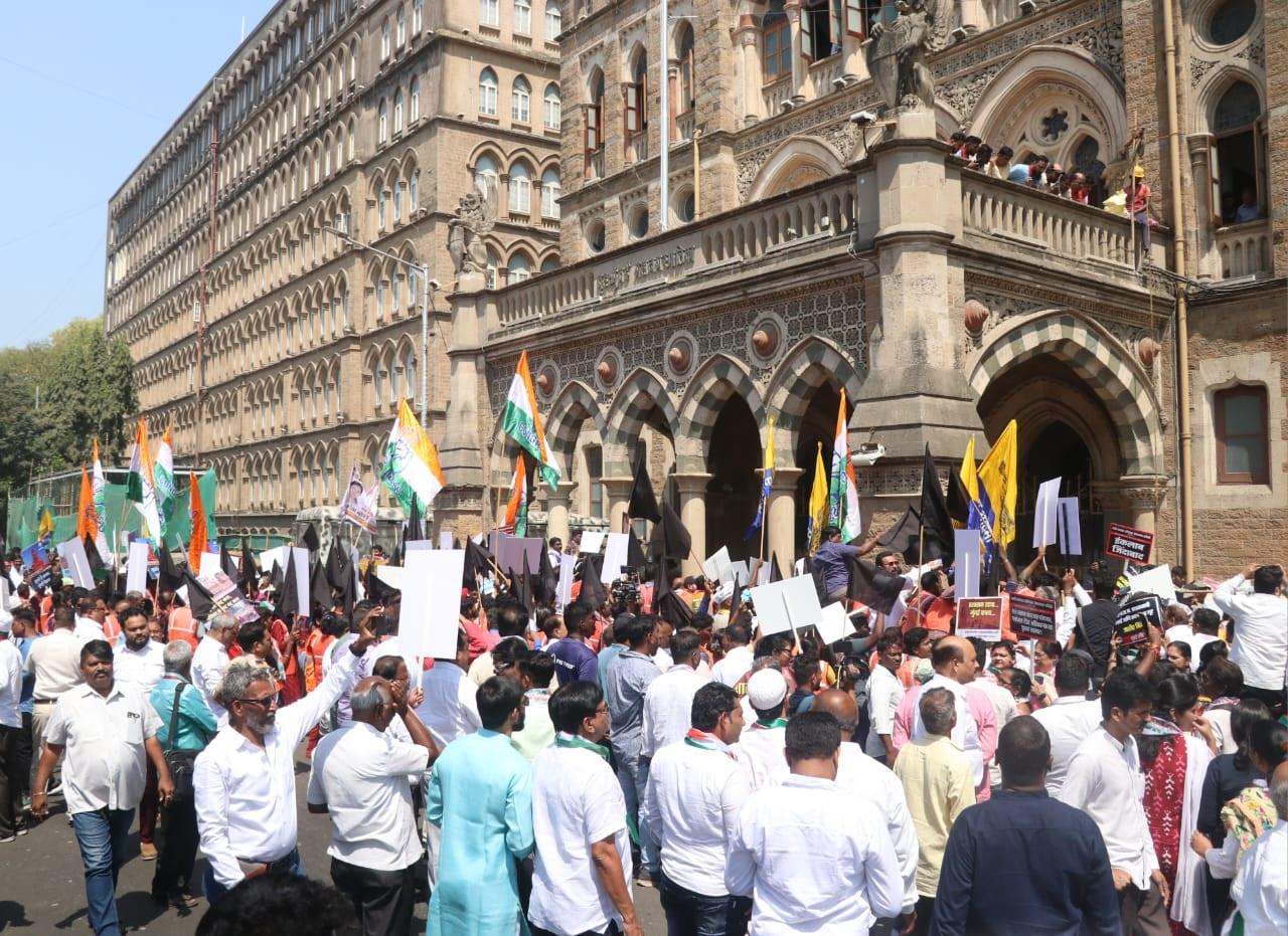 वर्षा गायकवाड़ ने दावा किया, `हमें नागरिक प्रमुख आईएस चहल से मिलने की अनुमति नहीं दी गई. बीएमसी मुख्यालय के सभी गेट बंद कर दिए गए. हमने एक पुलिस अधिकारी से हमारे प्रतिनिधिमंडल को नागरिक प्रमुख से मिलने की अनुमति देने का अनुरोध किया, लेकिन हमें मिलने से मना कर दिया गया. 
